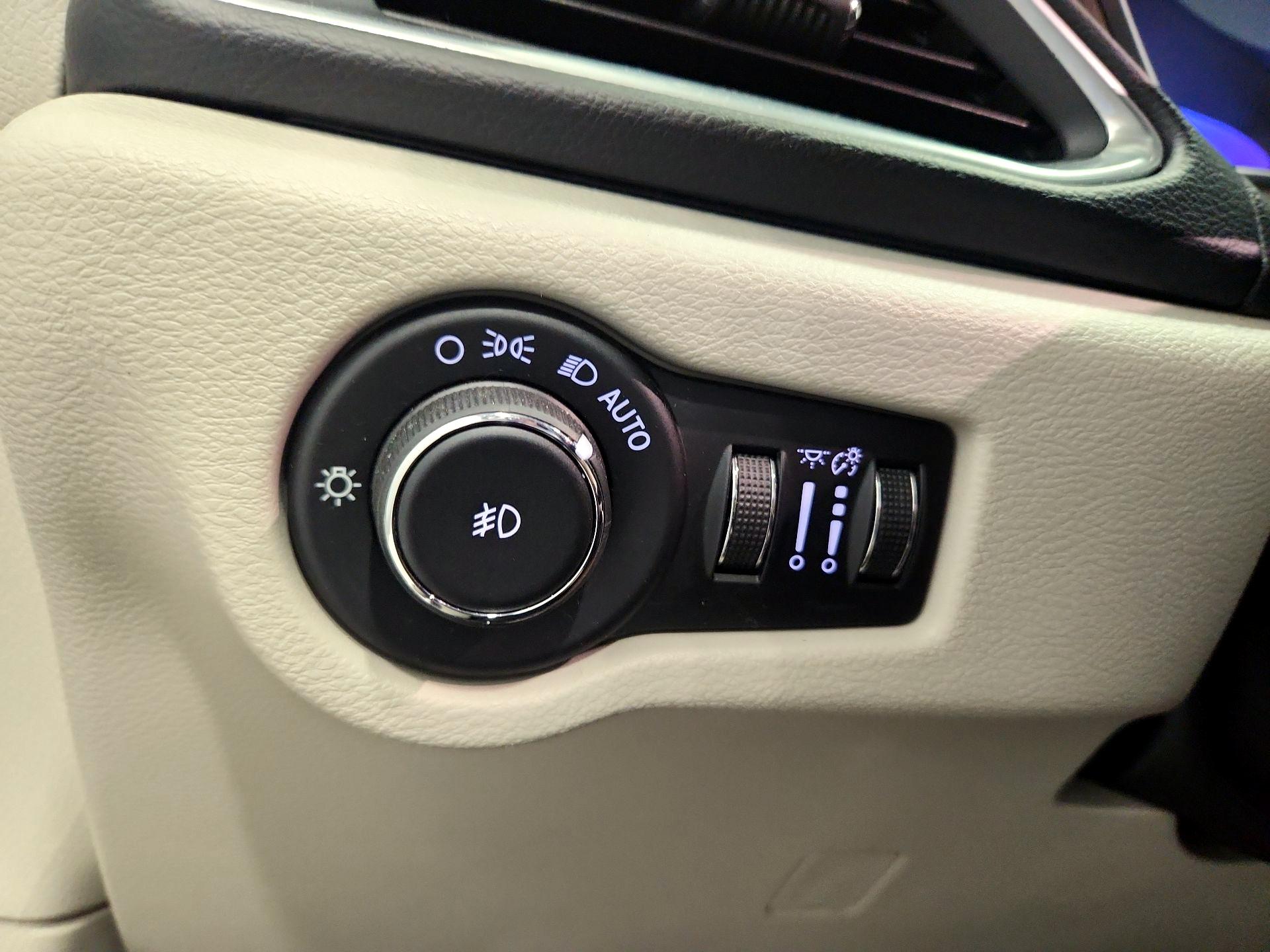 Thumbnail: 2017 Chrysler Pacifica - 13