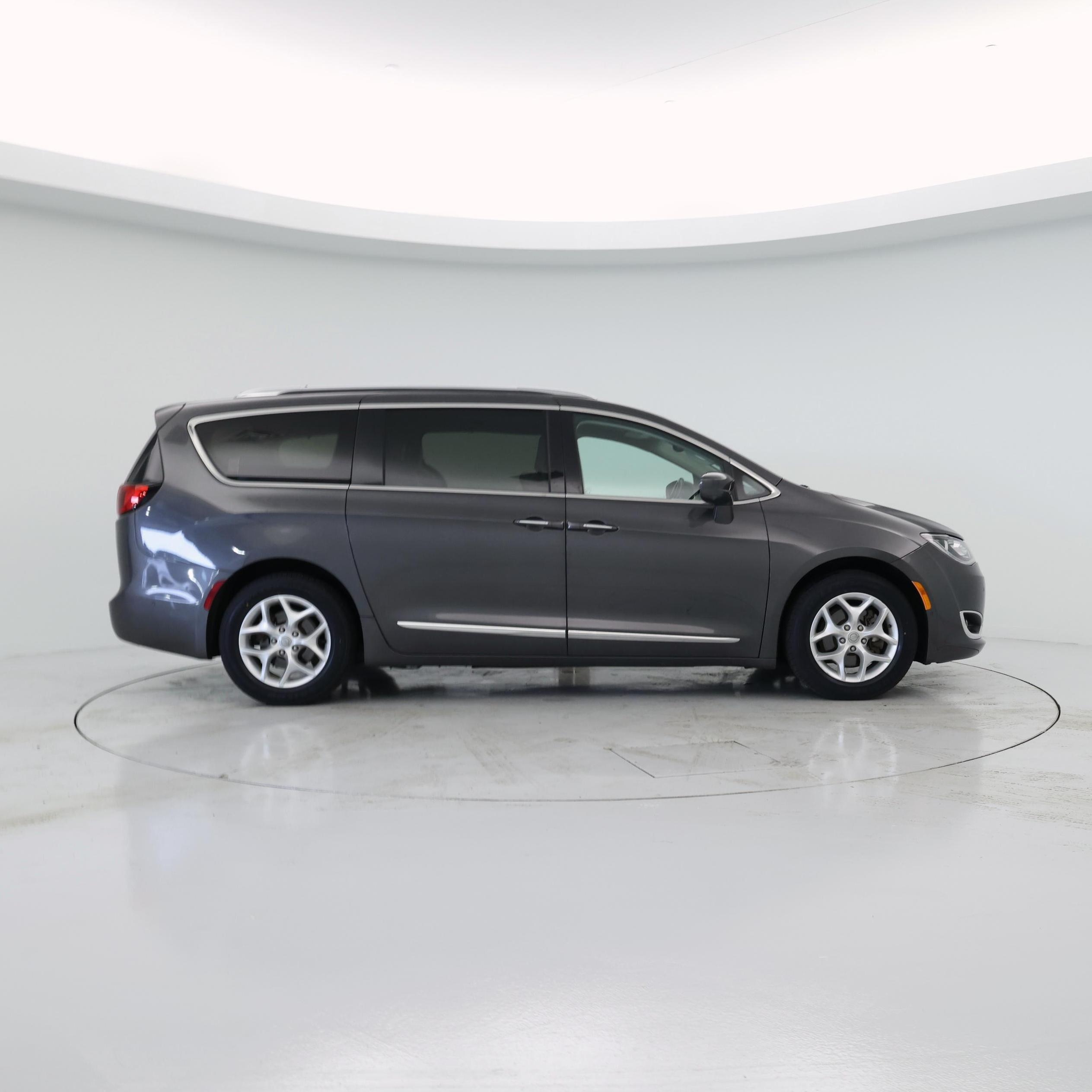 Thumbnail: 2017 Chrysler Pacifica - 7