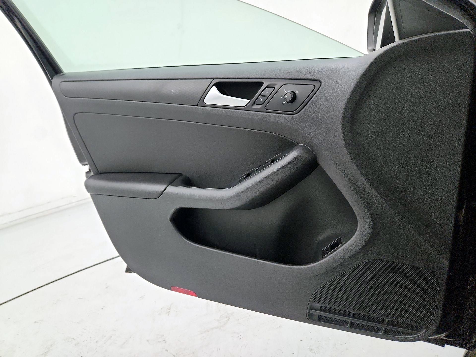 Thumbnail: 2015 Volkswagen Jetta - 12