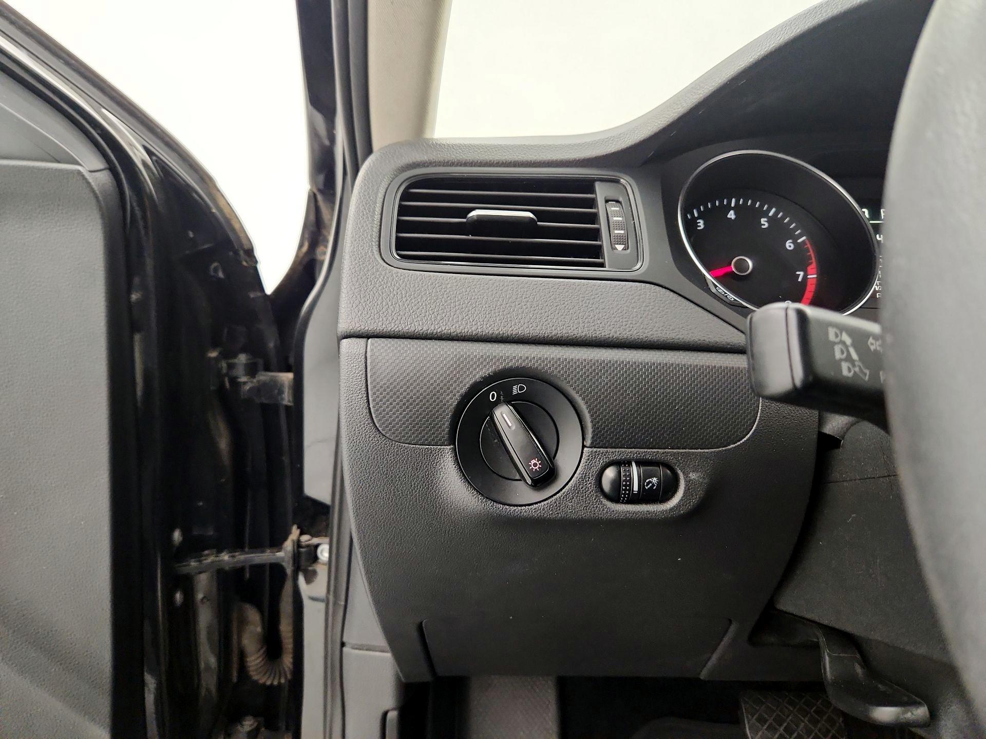 Thumbnail: 2015 Volkswagen Jetta - 13