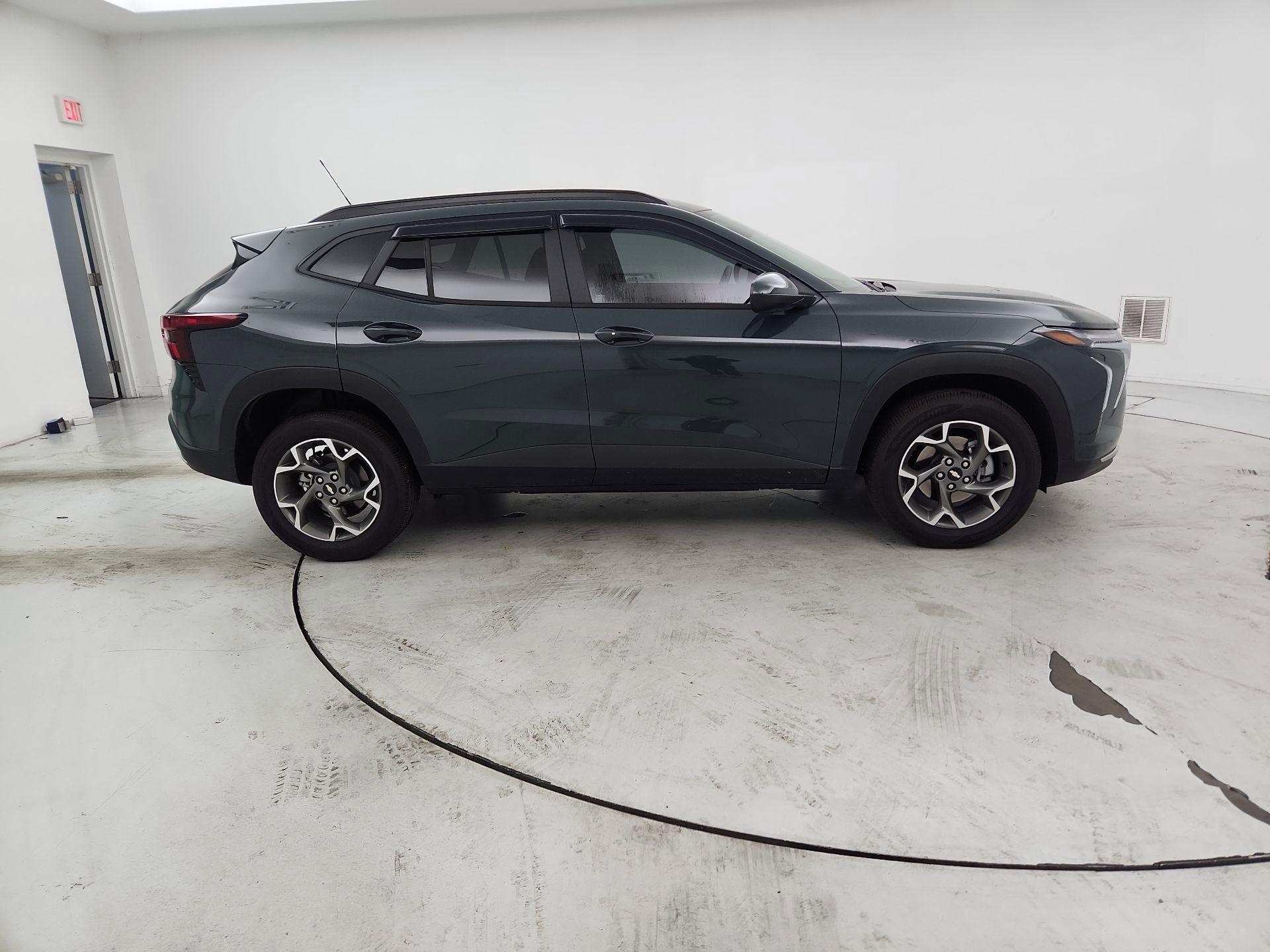 Thumbnail: 2025 Chevrolet Trax - 4