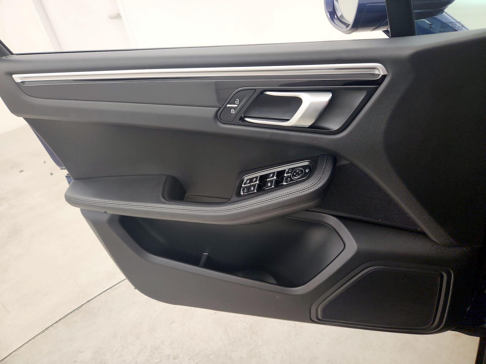 Thumbnail: 2023 Porsche Macan - 12