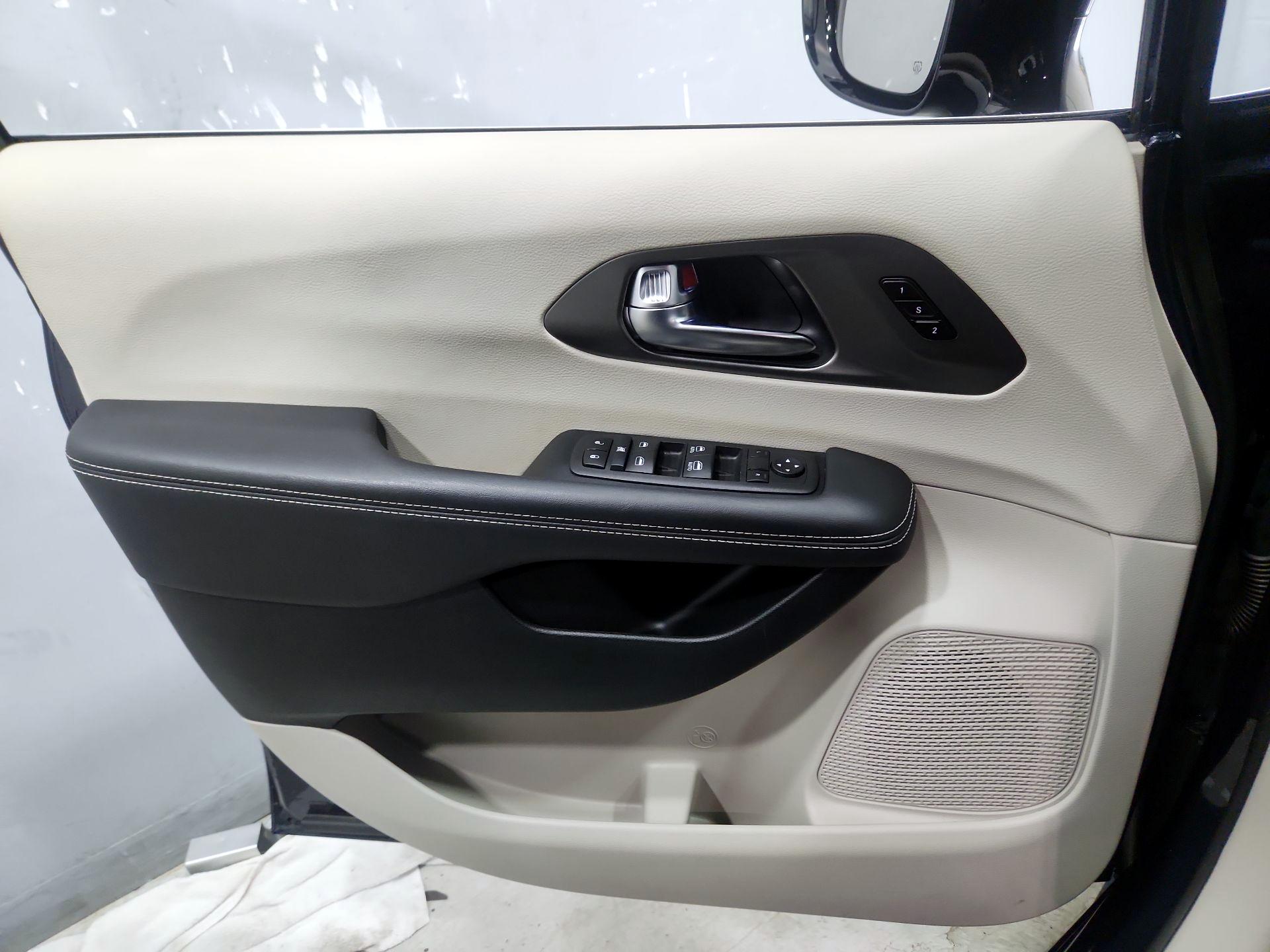 Thumbnail: 2024 Chrysler Pacifica - 12