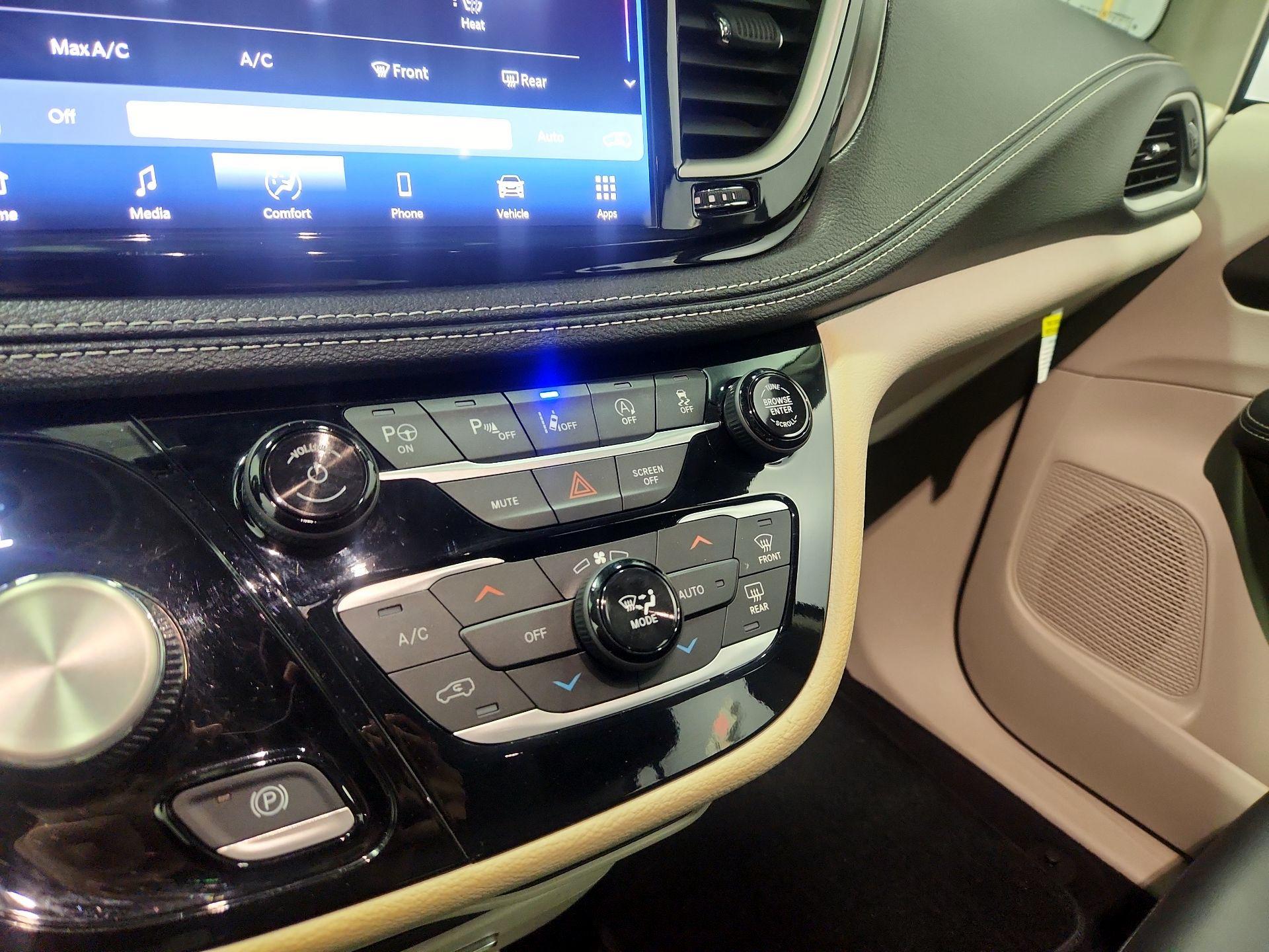 Thumbnail: 2024 Chrysler Pacifica - 16