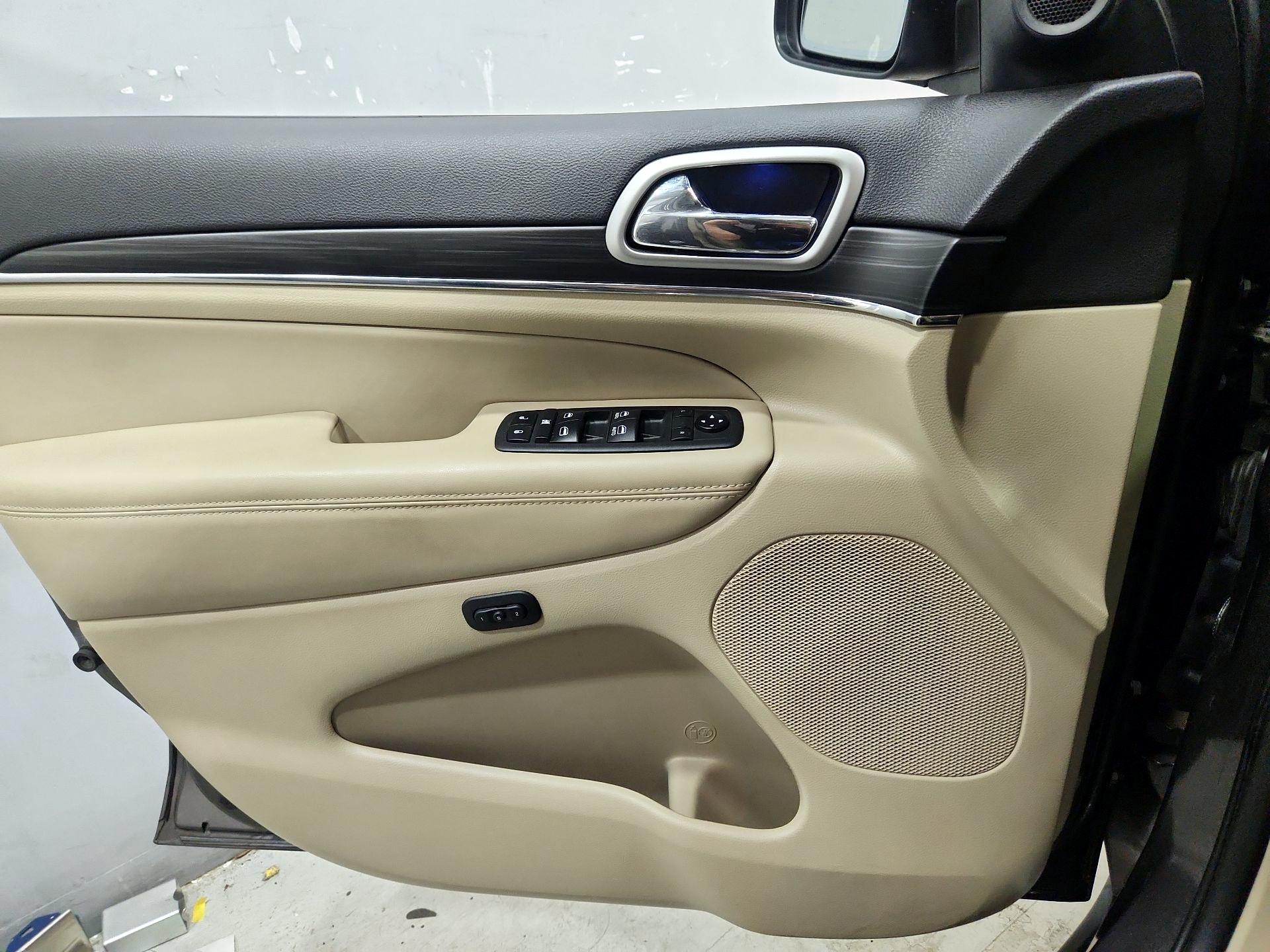 Thumbnail: 2020 Jeep Grand Cherokee - 12