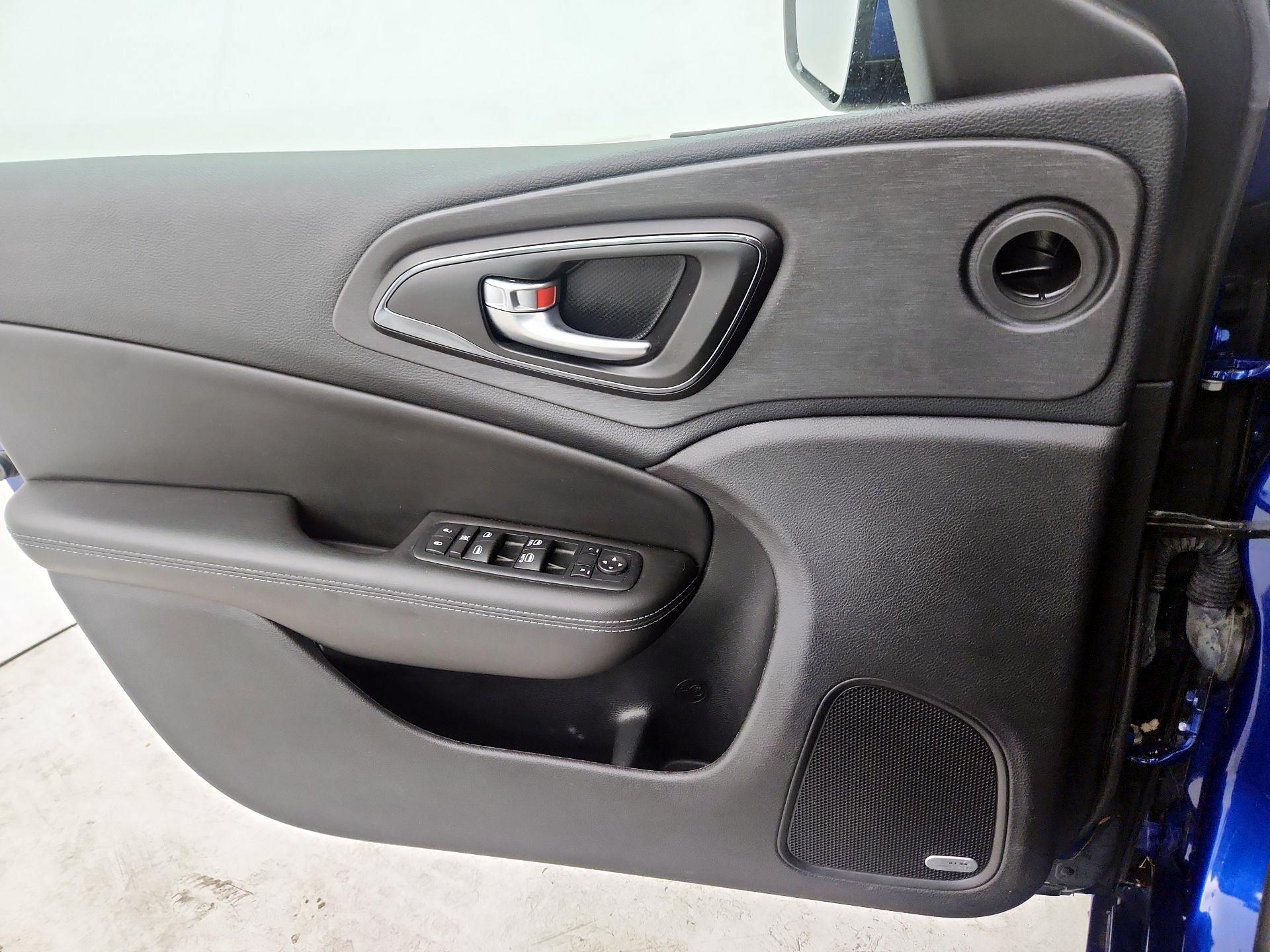 Thumbnail: 2016 Chrysler 200 - 10