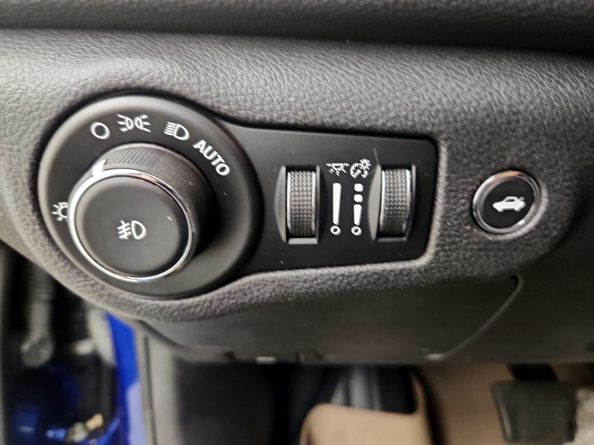 Thumbnail: 2016 Chrysler 200 - 11