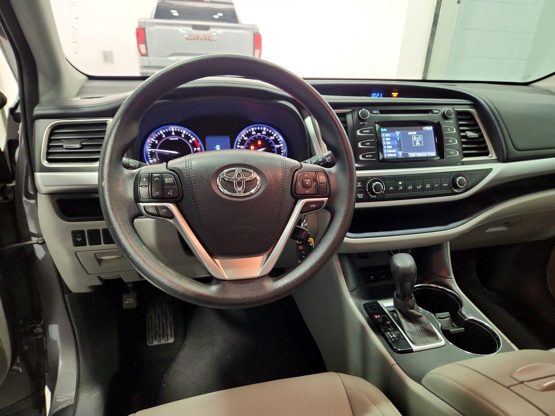 Thumbnail: 2015 Toyota Highlander - 9