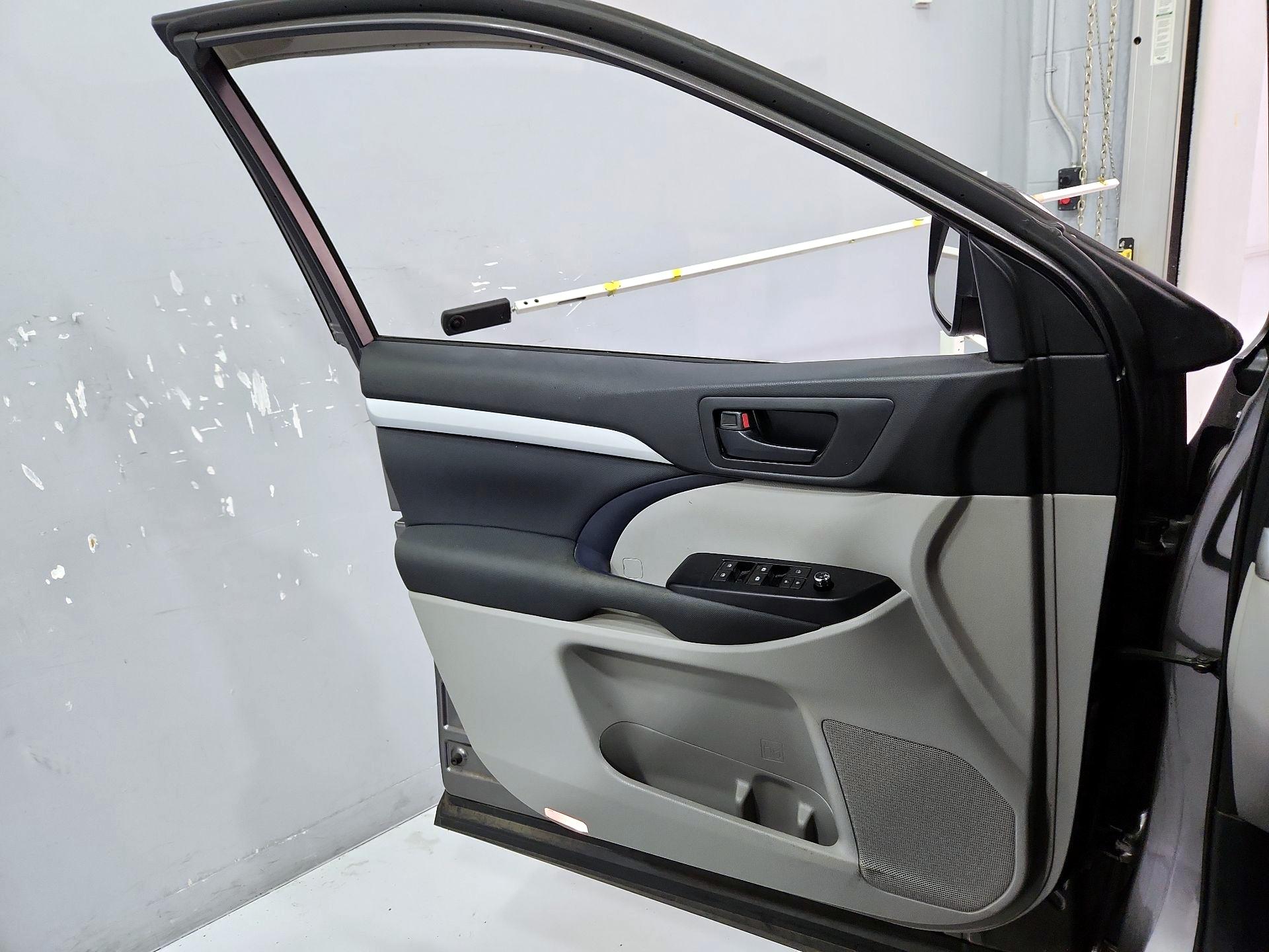 Thumbnail: 2015 Toyota Highlander - 12