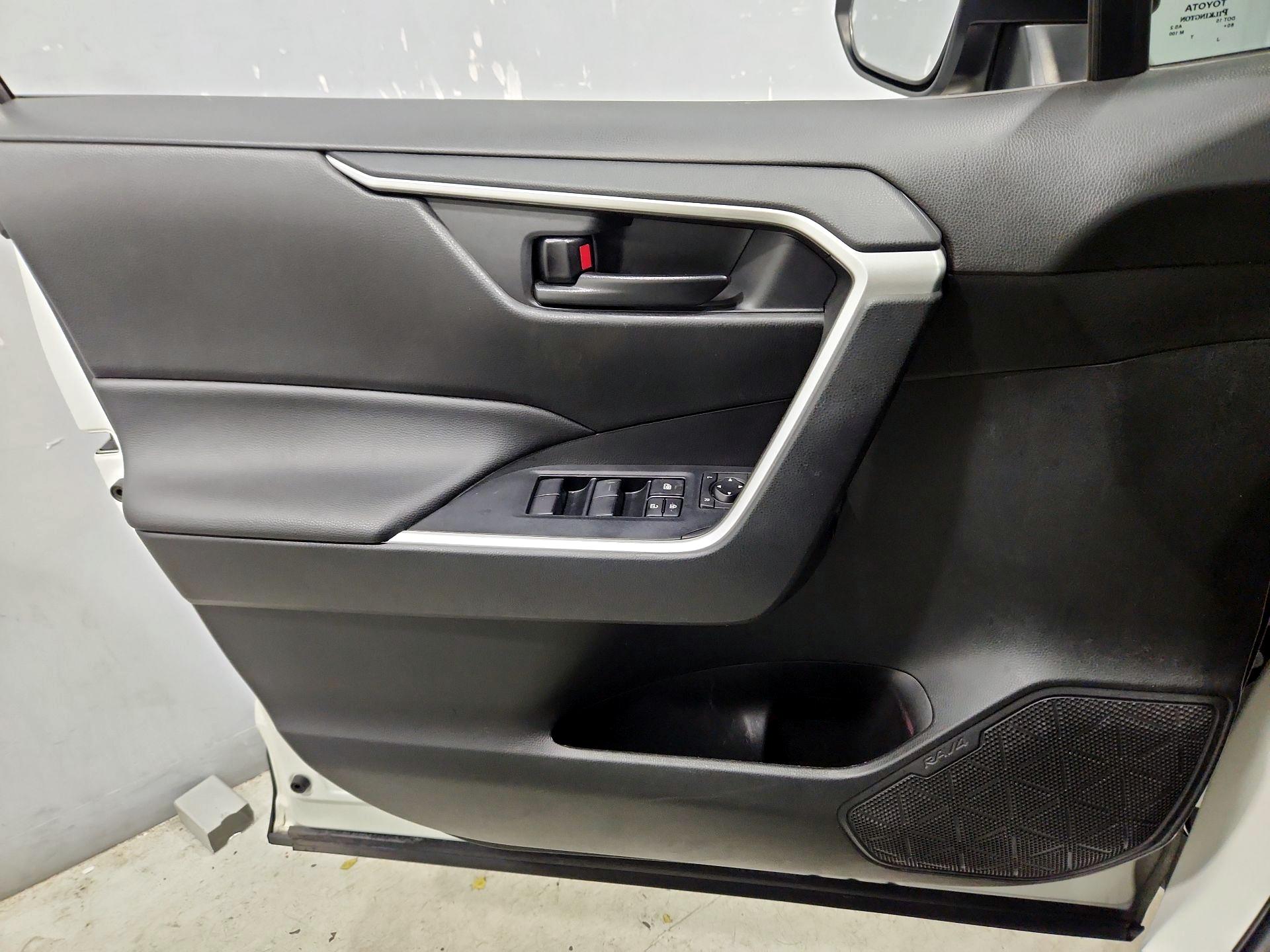 Thumbnail: 2022 Toyota RAV4 - 12