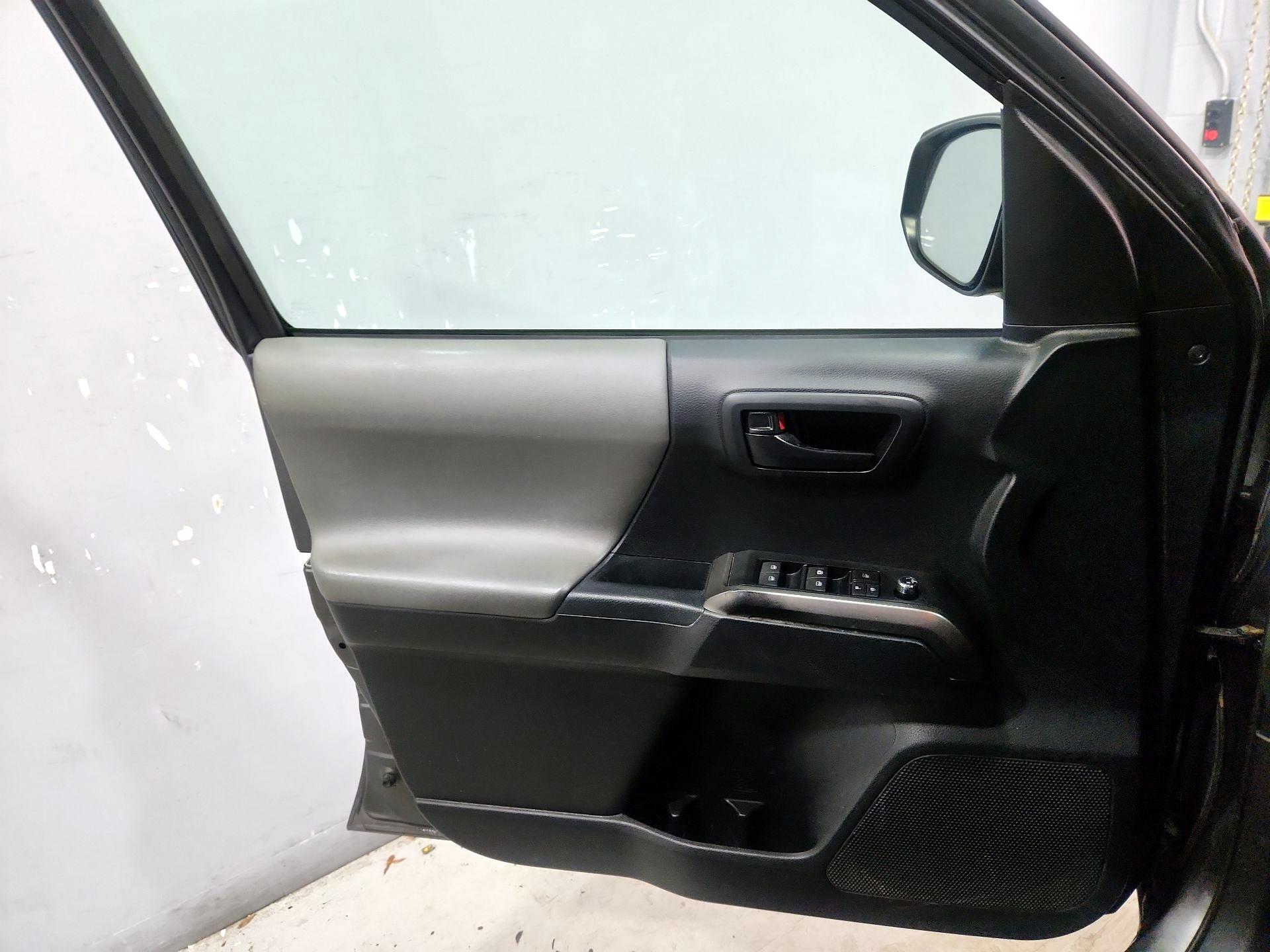 Thumbnail: 2017 Toyota Tacoma - 12