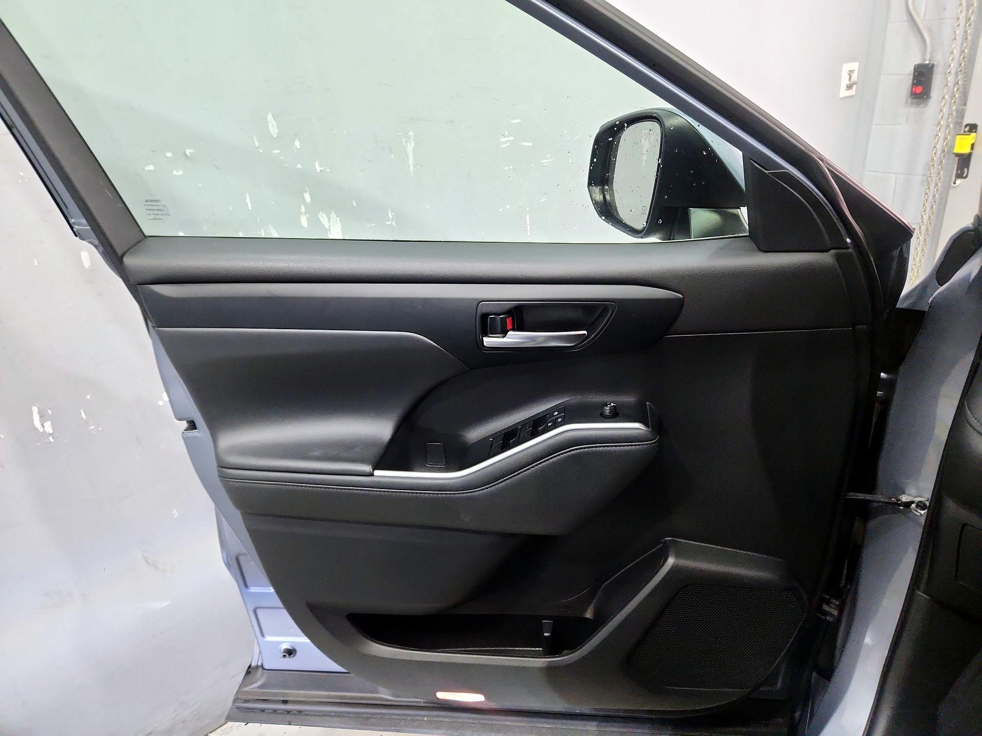 Thumbnail: 2022 Toyota Highlander - 12