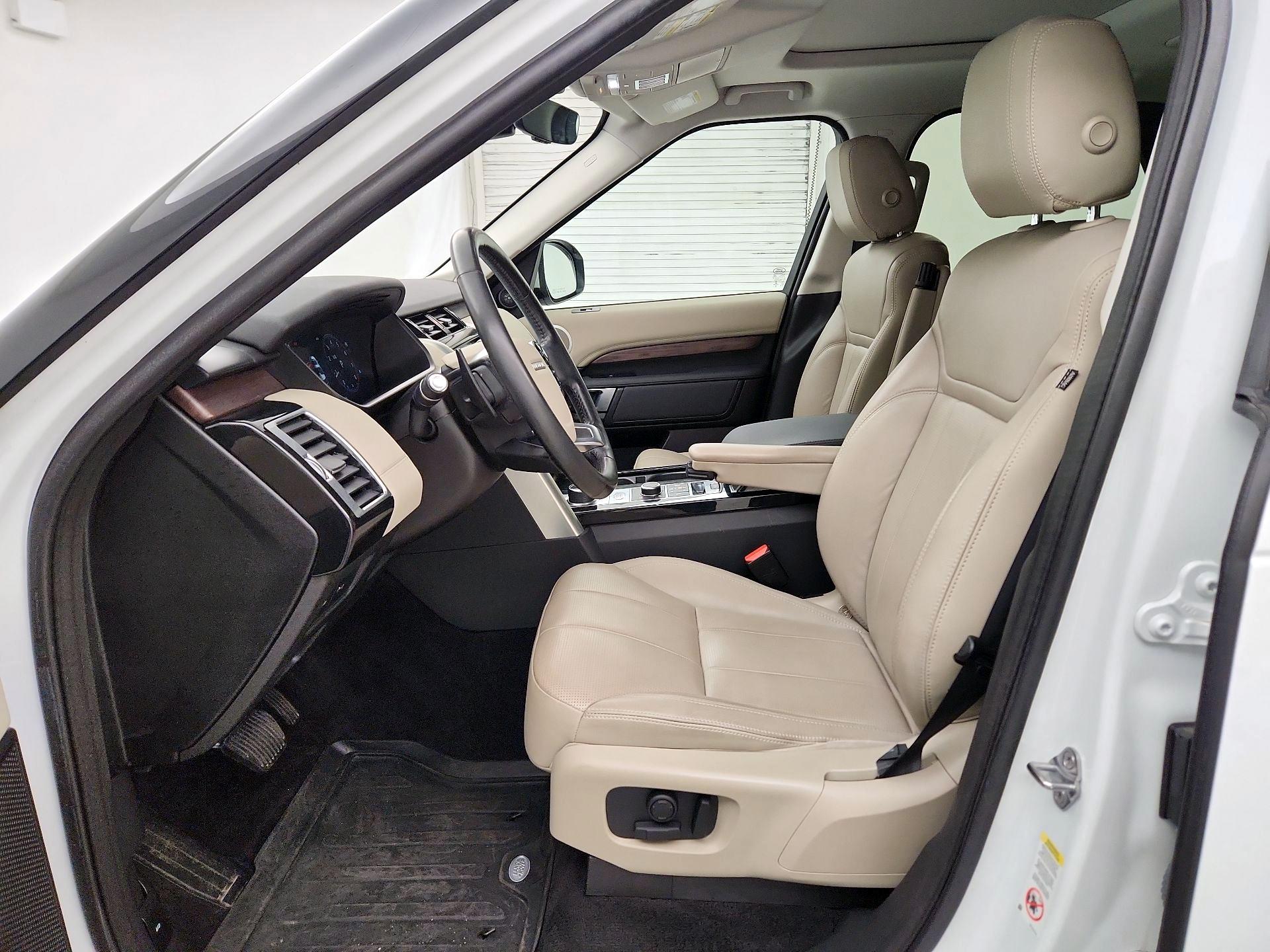 Thumbnail: 2019 Land Rover Discovery - 9