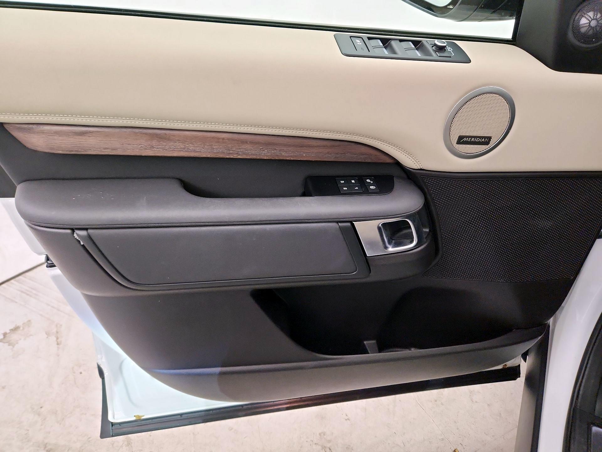 Thumbnail: 2019 Land Rover Discovery - 10