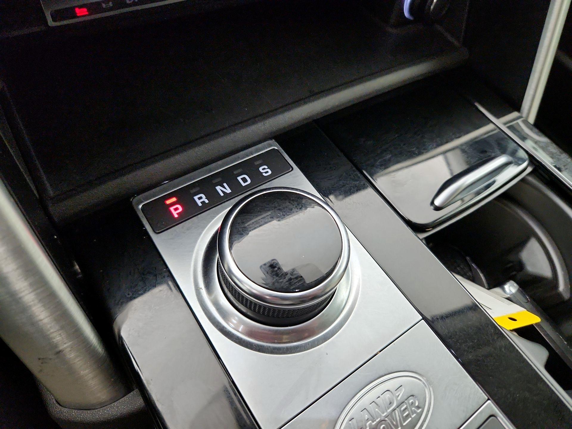 Thumbnail: 2019 Land Rover Discovery - 15