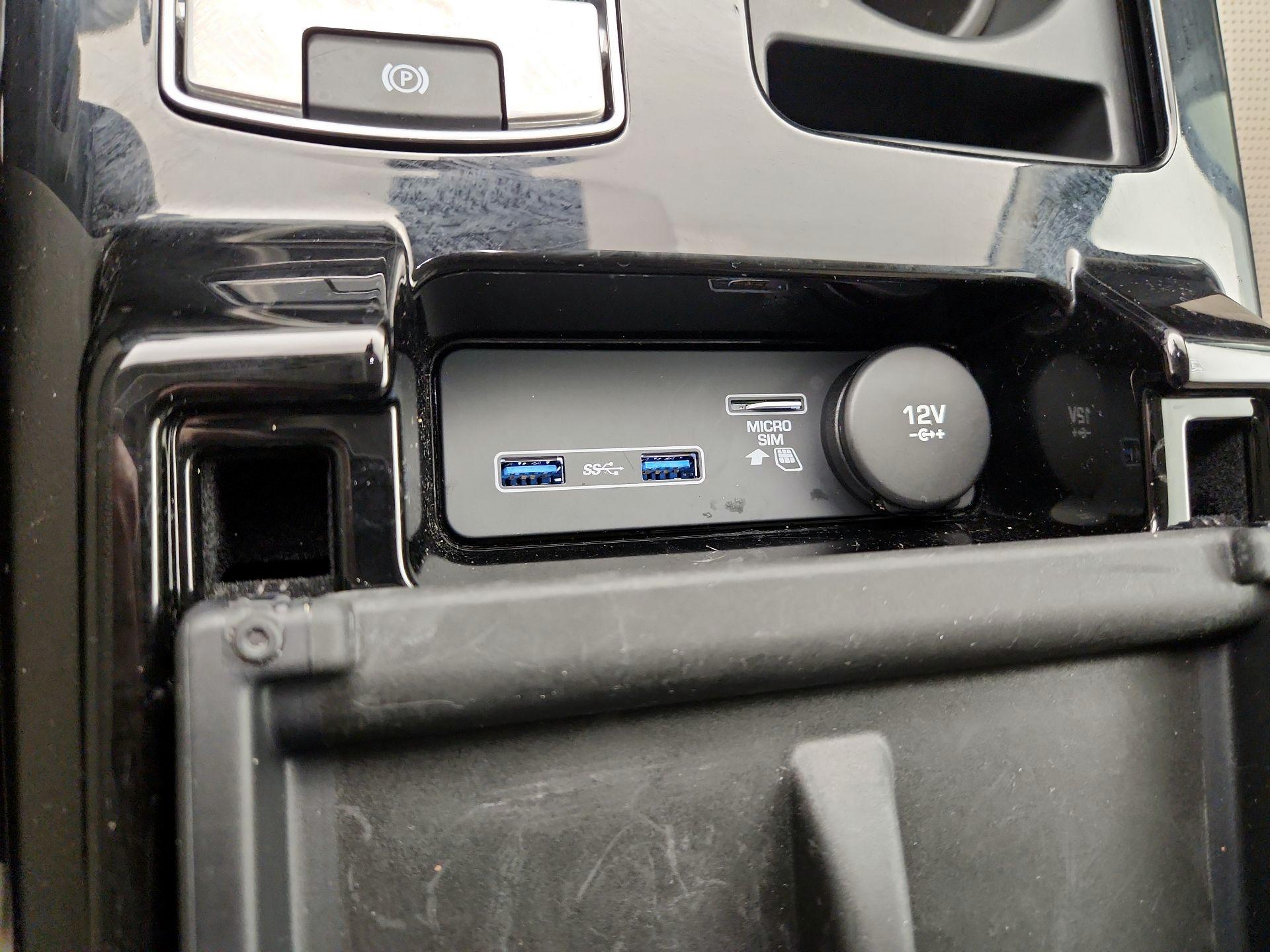 Thumbnail: 2019 Land Rover Discovery - 16