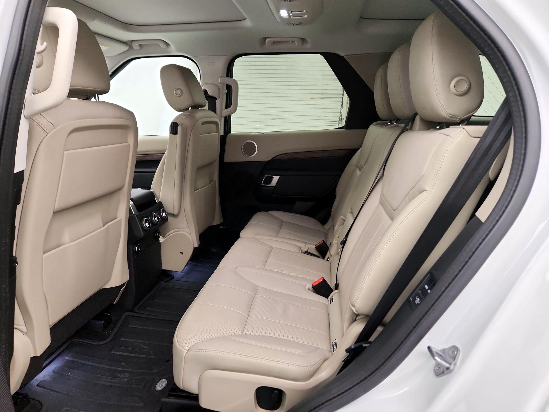 Thumbnail: 2019 Land Rover Discovery - 17