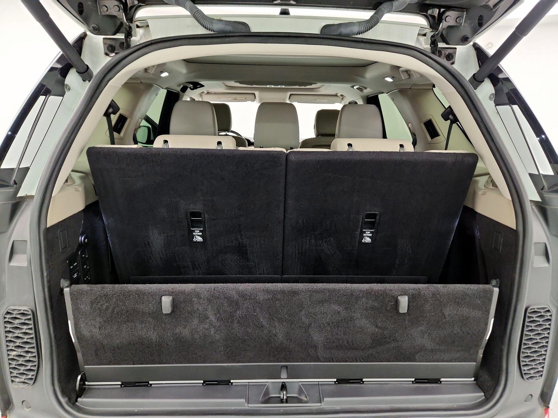 Thumbnail: 2019 Land Rover Discovery - 18