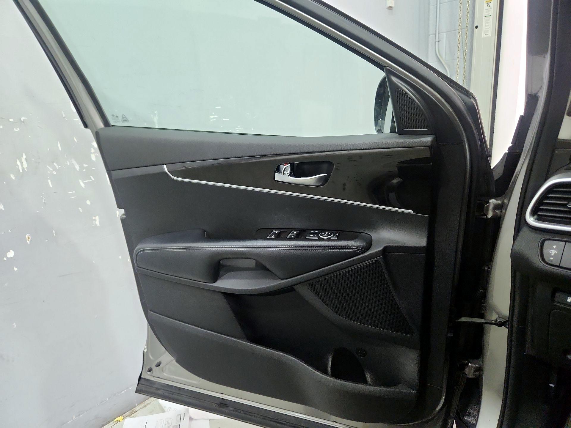 Thumbnail: 2017 Kia Sorento - 12