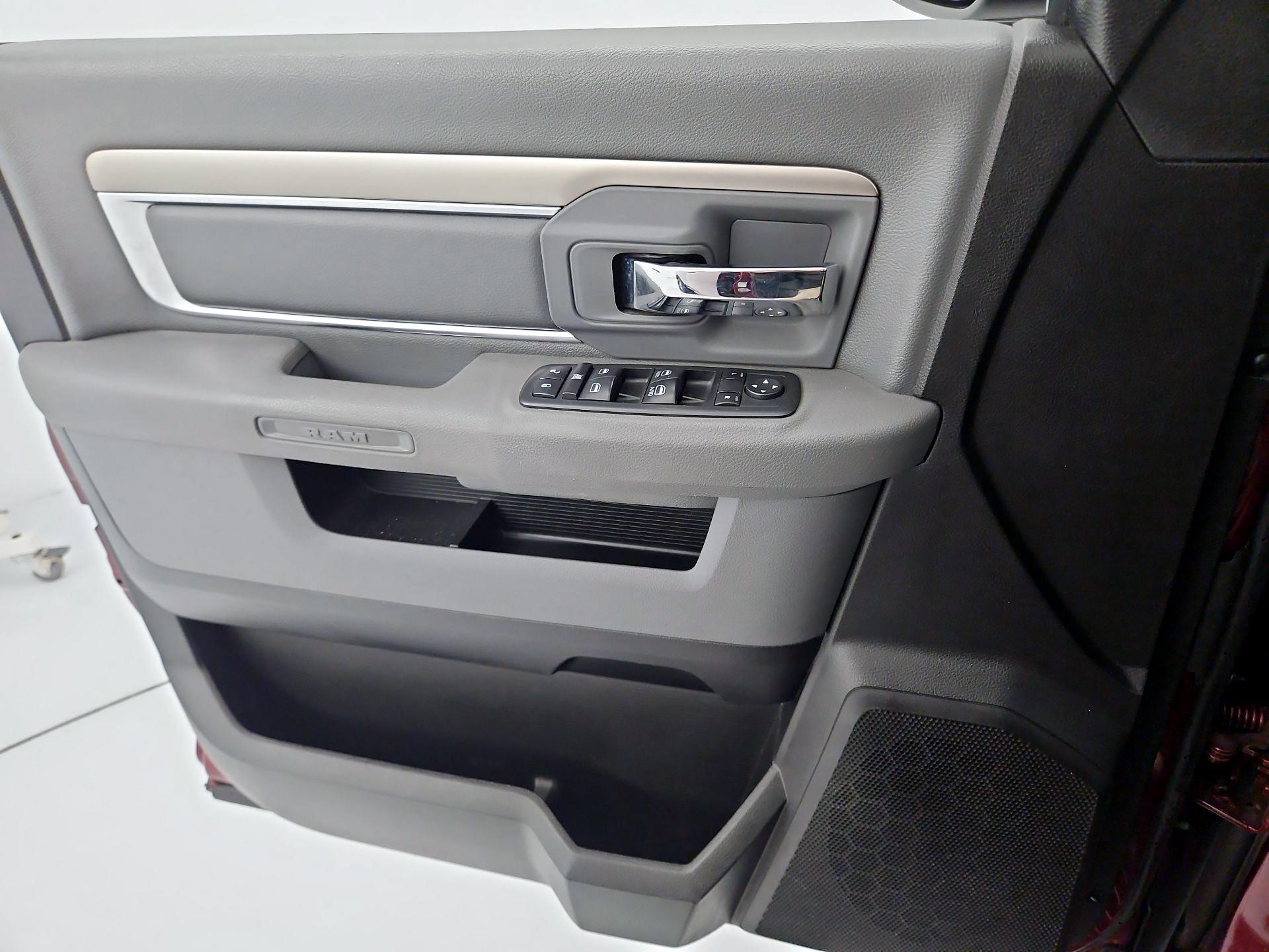 Thumbnail: 2020 RAM 1500 Classic - 12