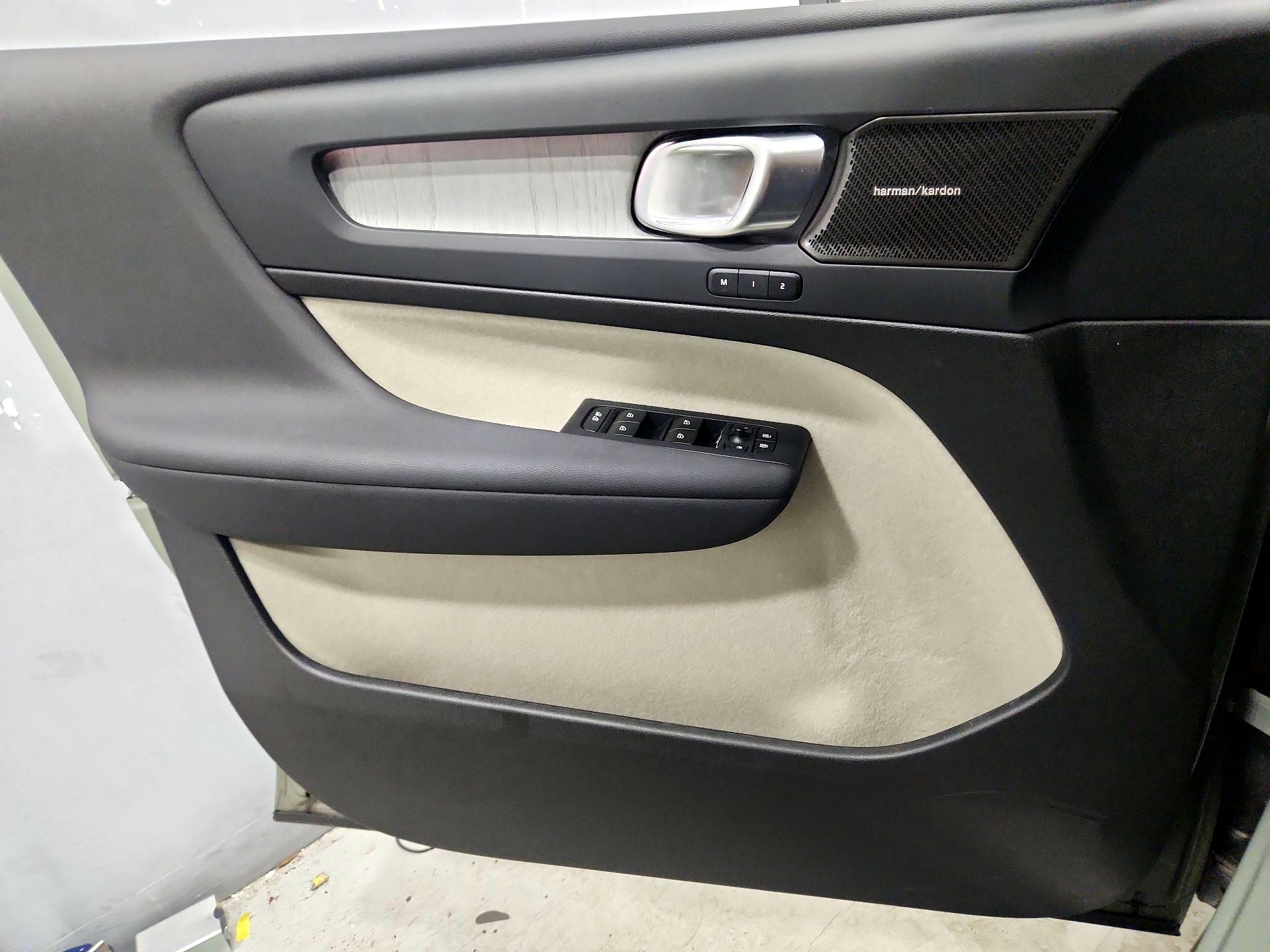 Thumbnail: 2025 Volvo XC40 - 12