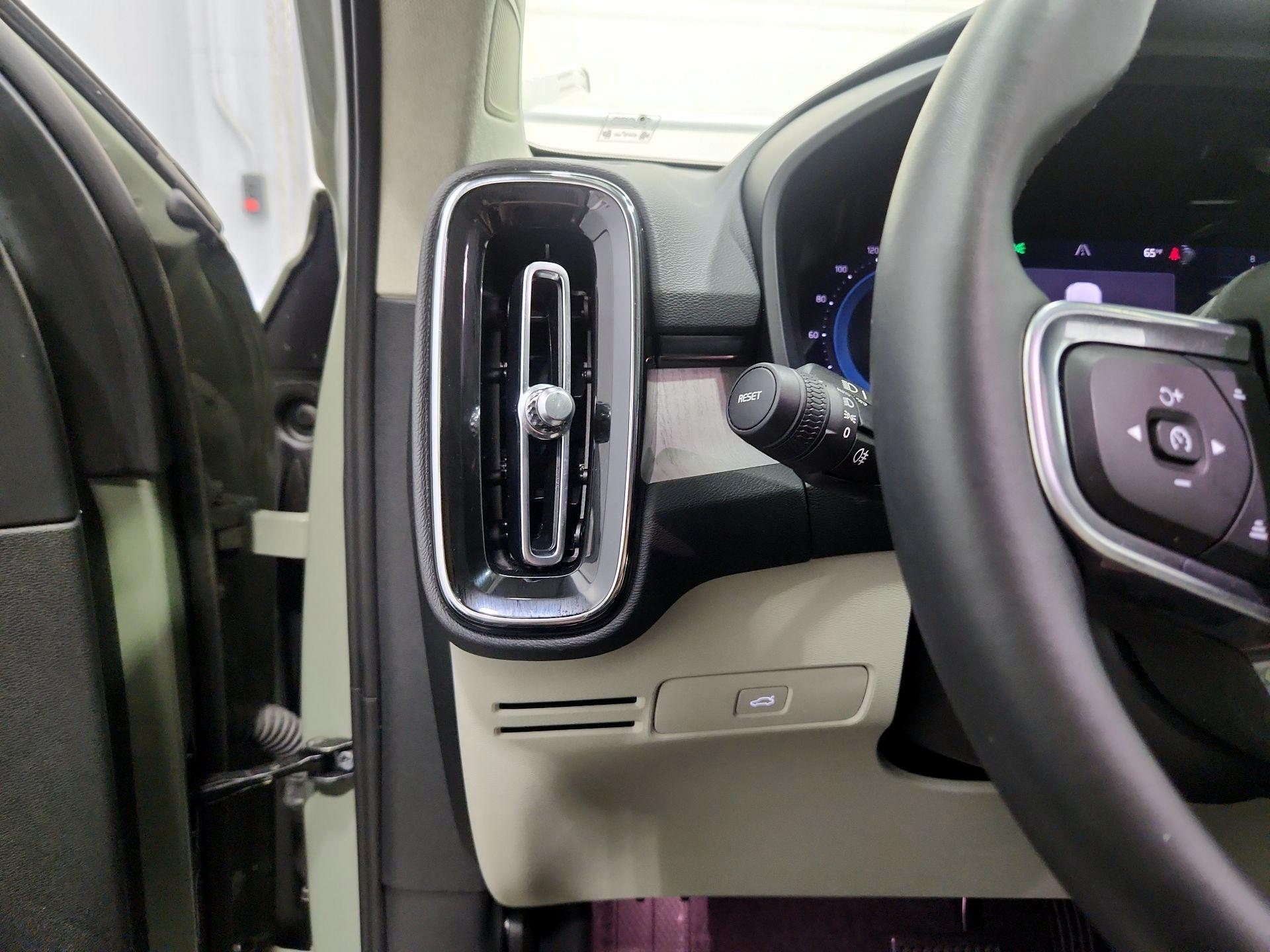 Thumbnail: 2025 Volvo XC40 - 13