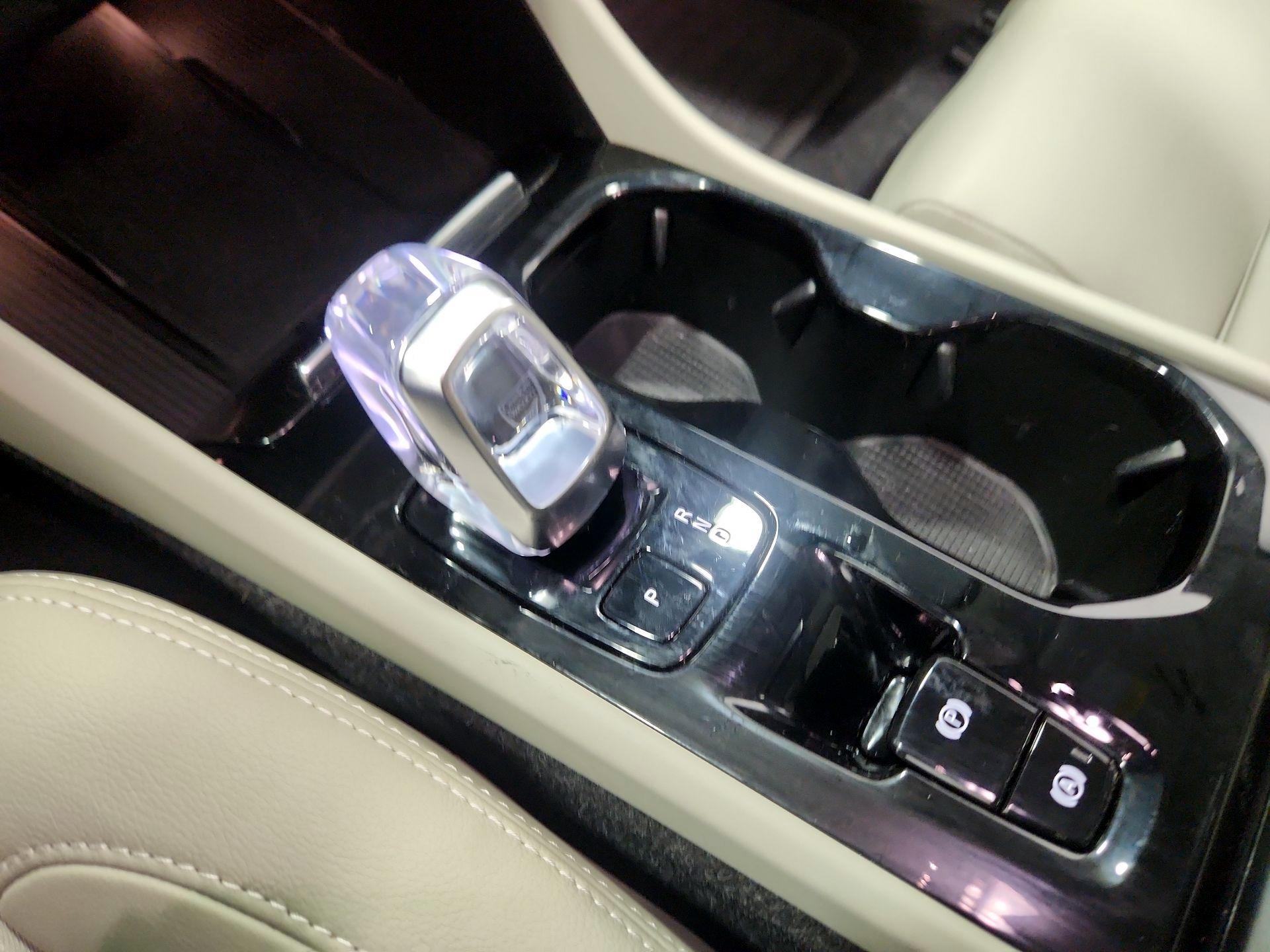 Thumbnail: 2025 Volvo XC40 - 17