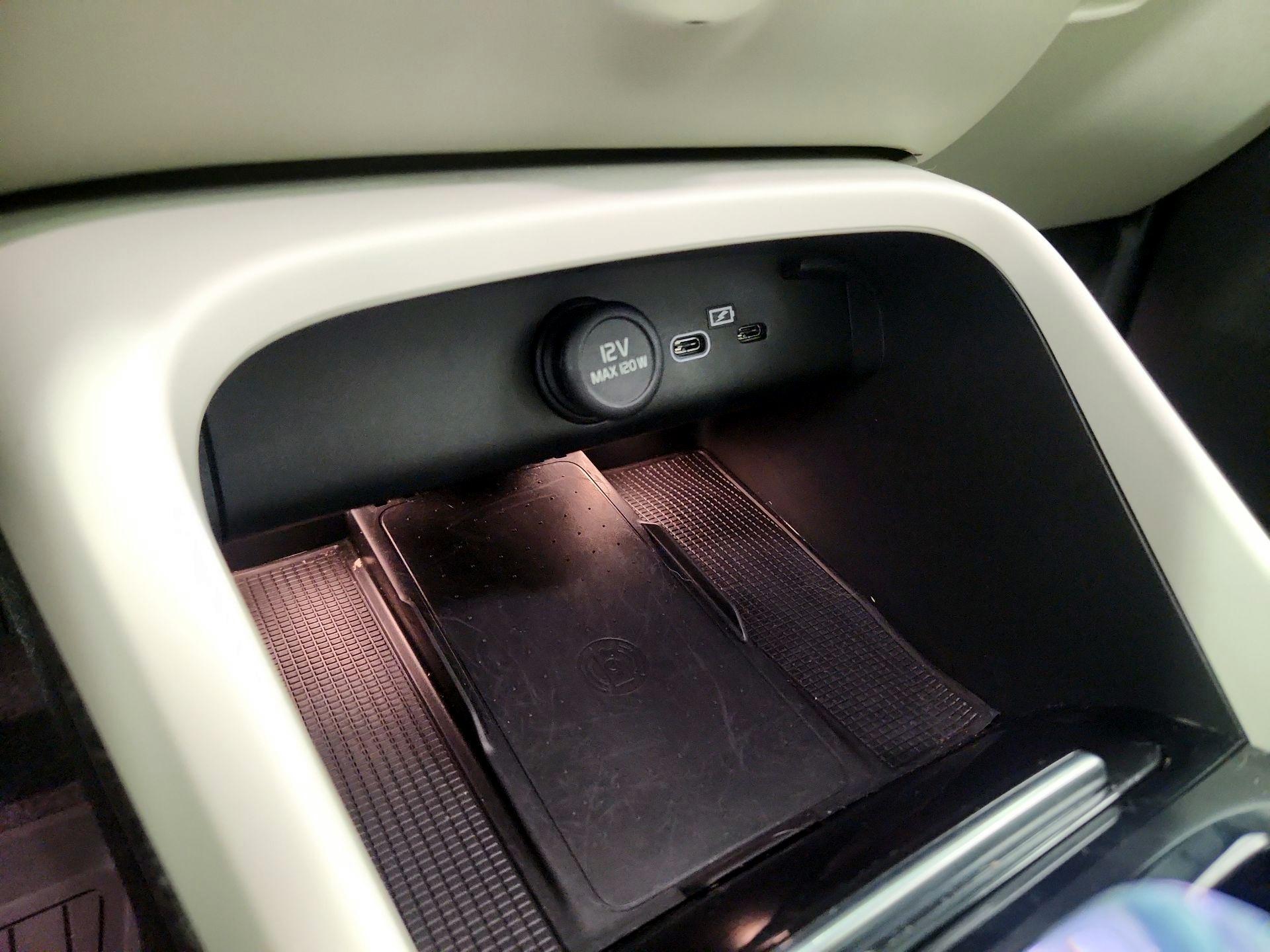 Thumbnail: 2025 Volvo XC40 - 18