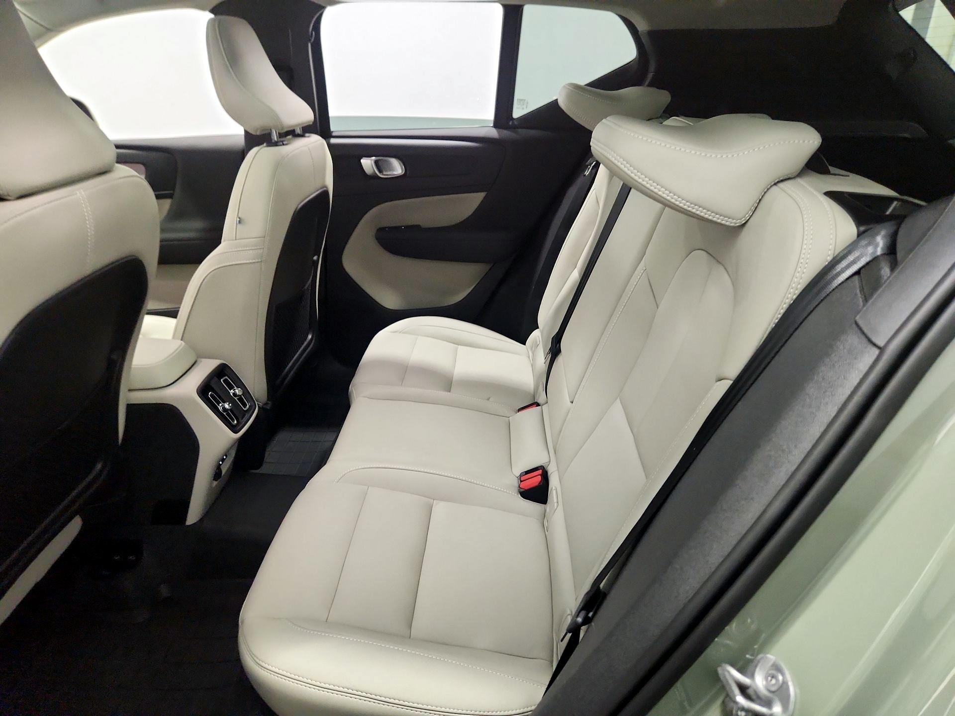 Thumbnail: 2025 Volvo XC40 - 20