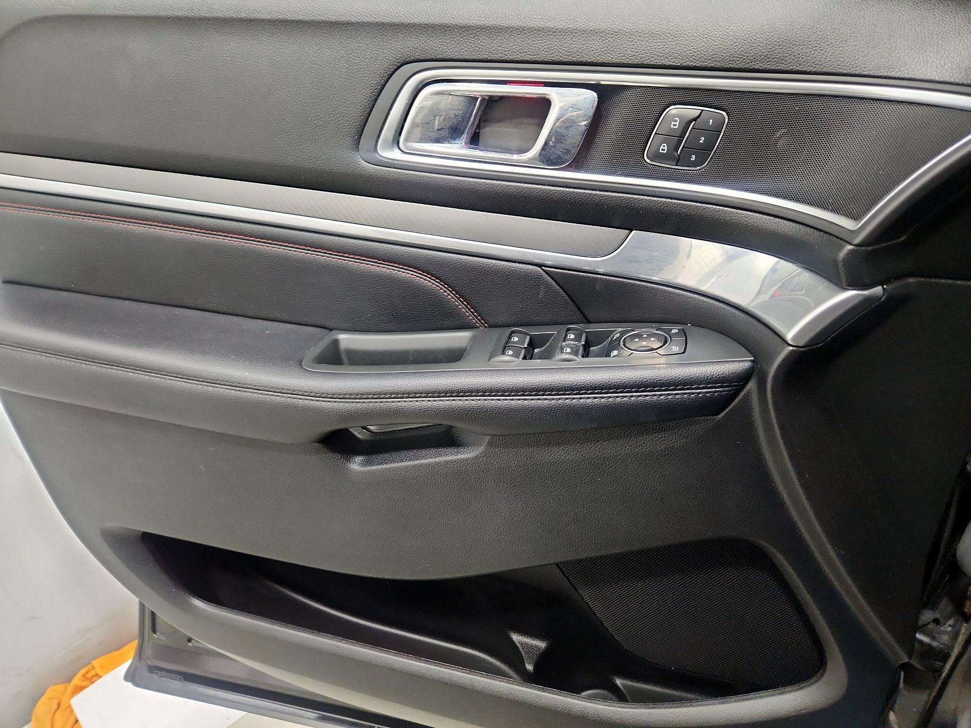 Thumbnail: 2016 Ford Explorer - 12