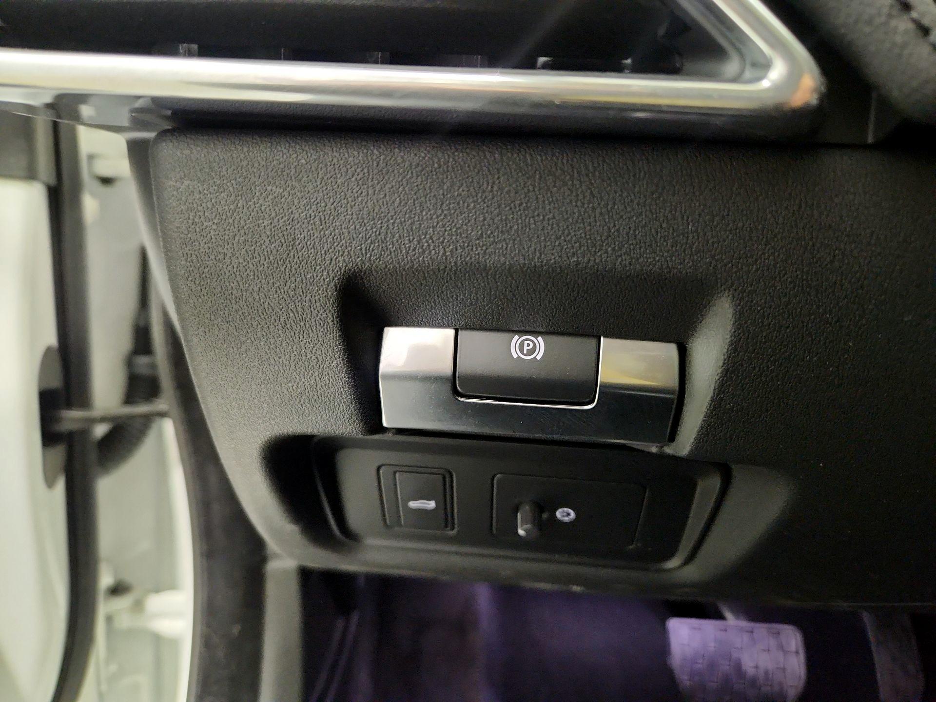 Thumbnail: 2020 Jaguar XE - 13