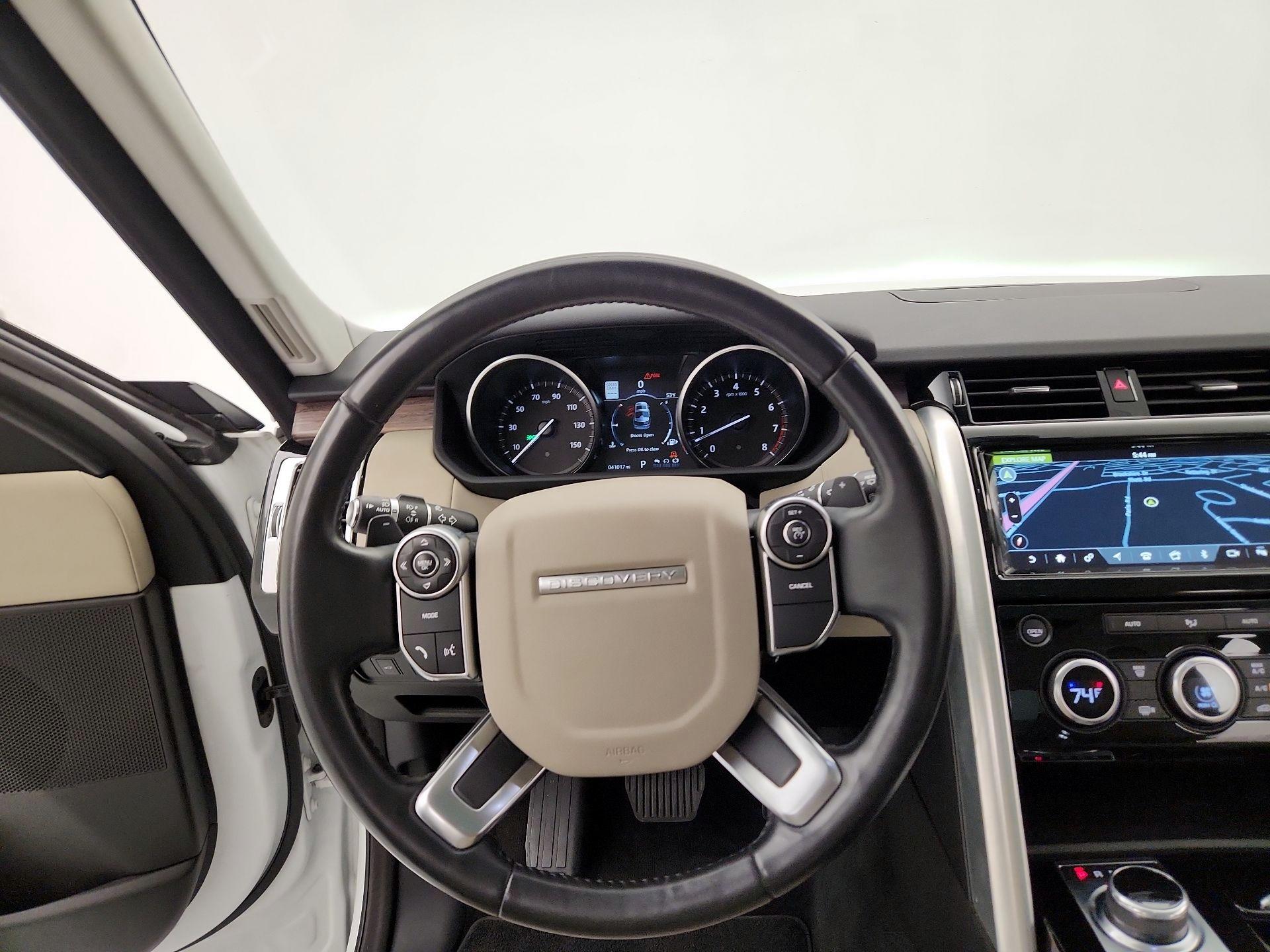 Thumbnail: 2017 Land Rover Discovery - 10