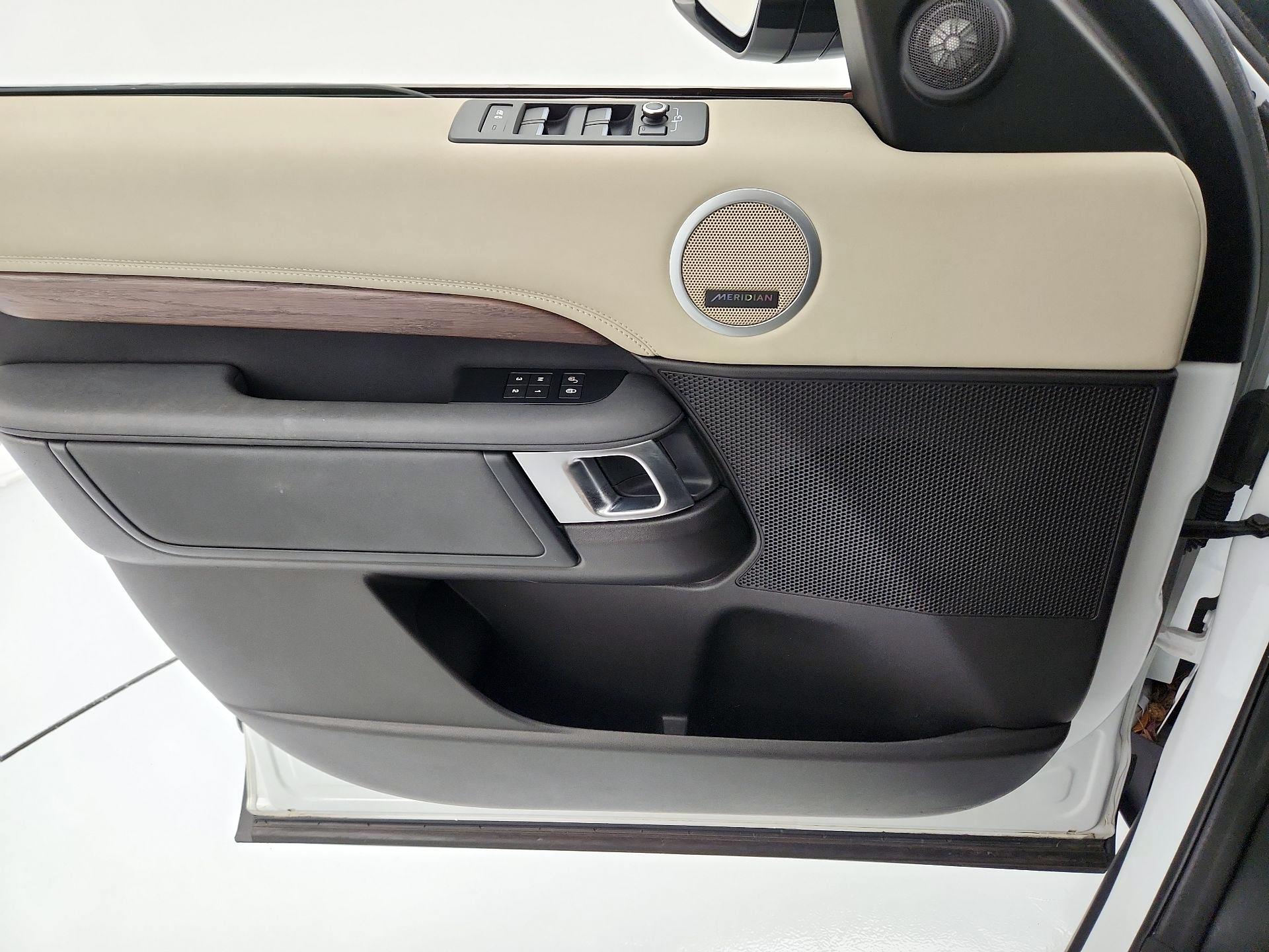 Thumbnail: 2017 Land Rover Discovery - 12