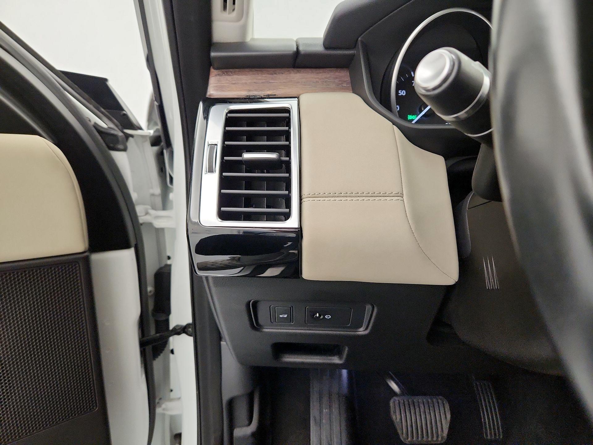 Thumbnail: 2017 Land Rover Discovery - 13