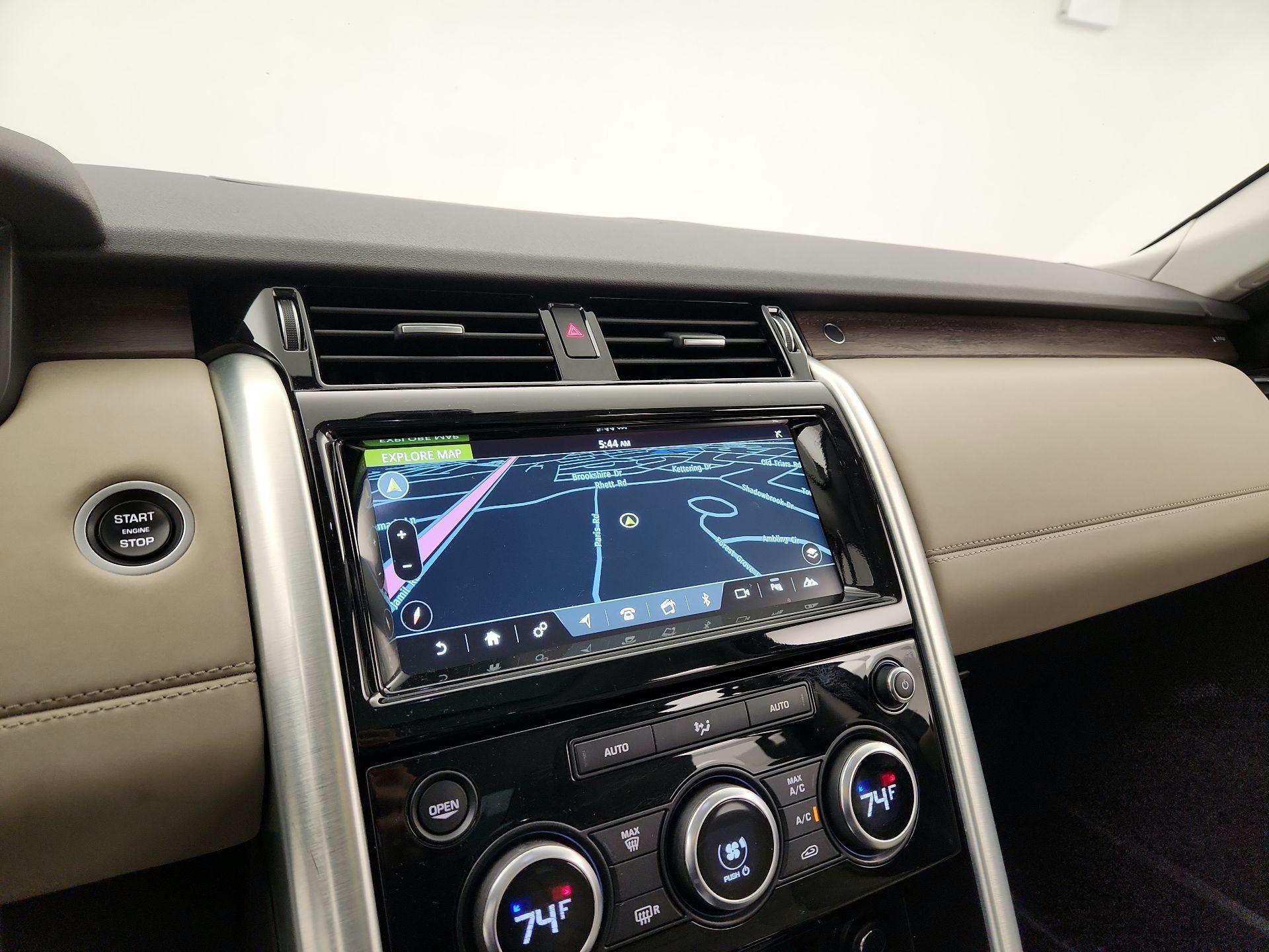 Thumbnail: 2017 Land Rover Discovery - 14