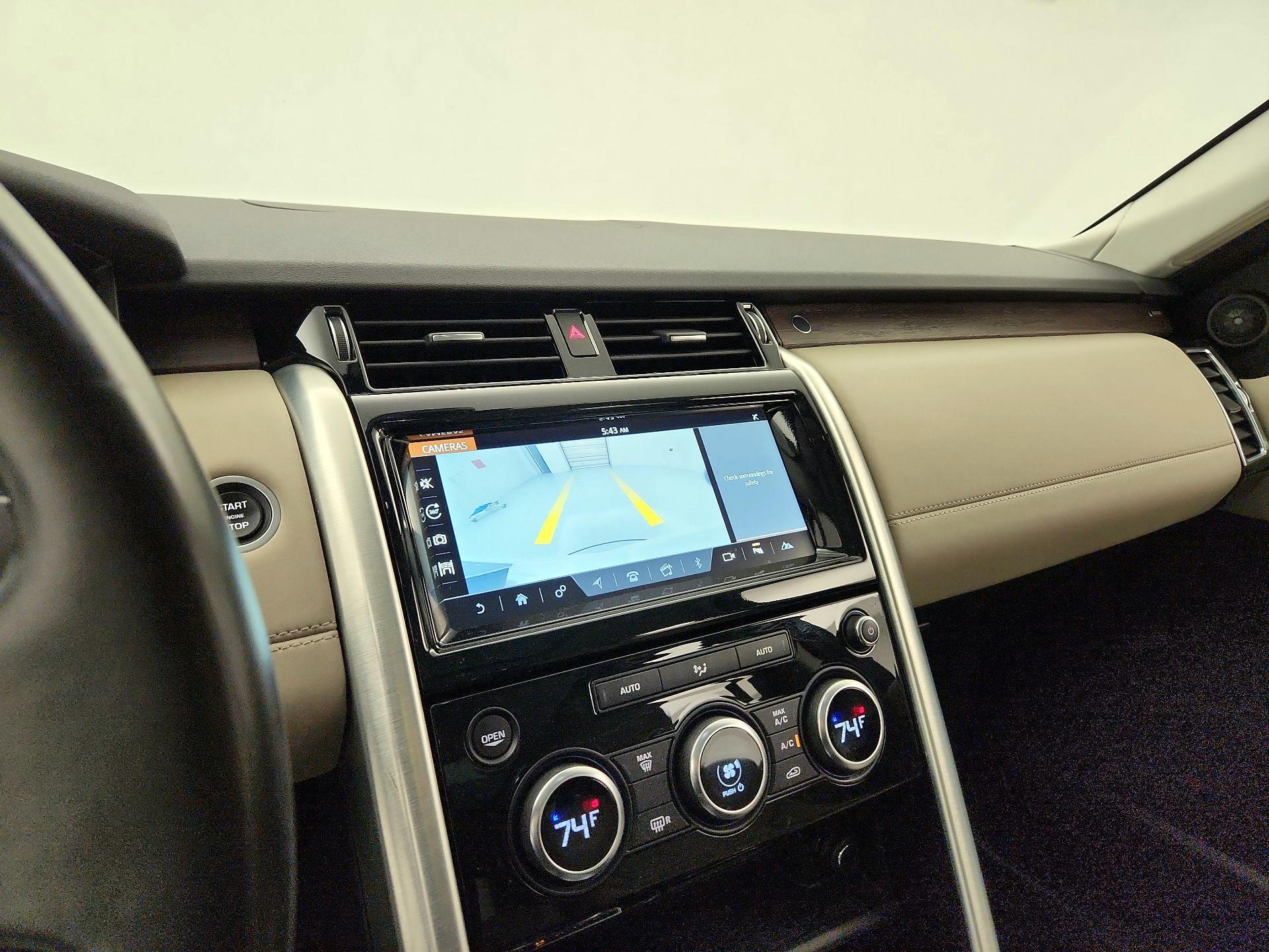 Thumbnail: 2017 Land Rover Discovery - 15