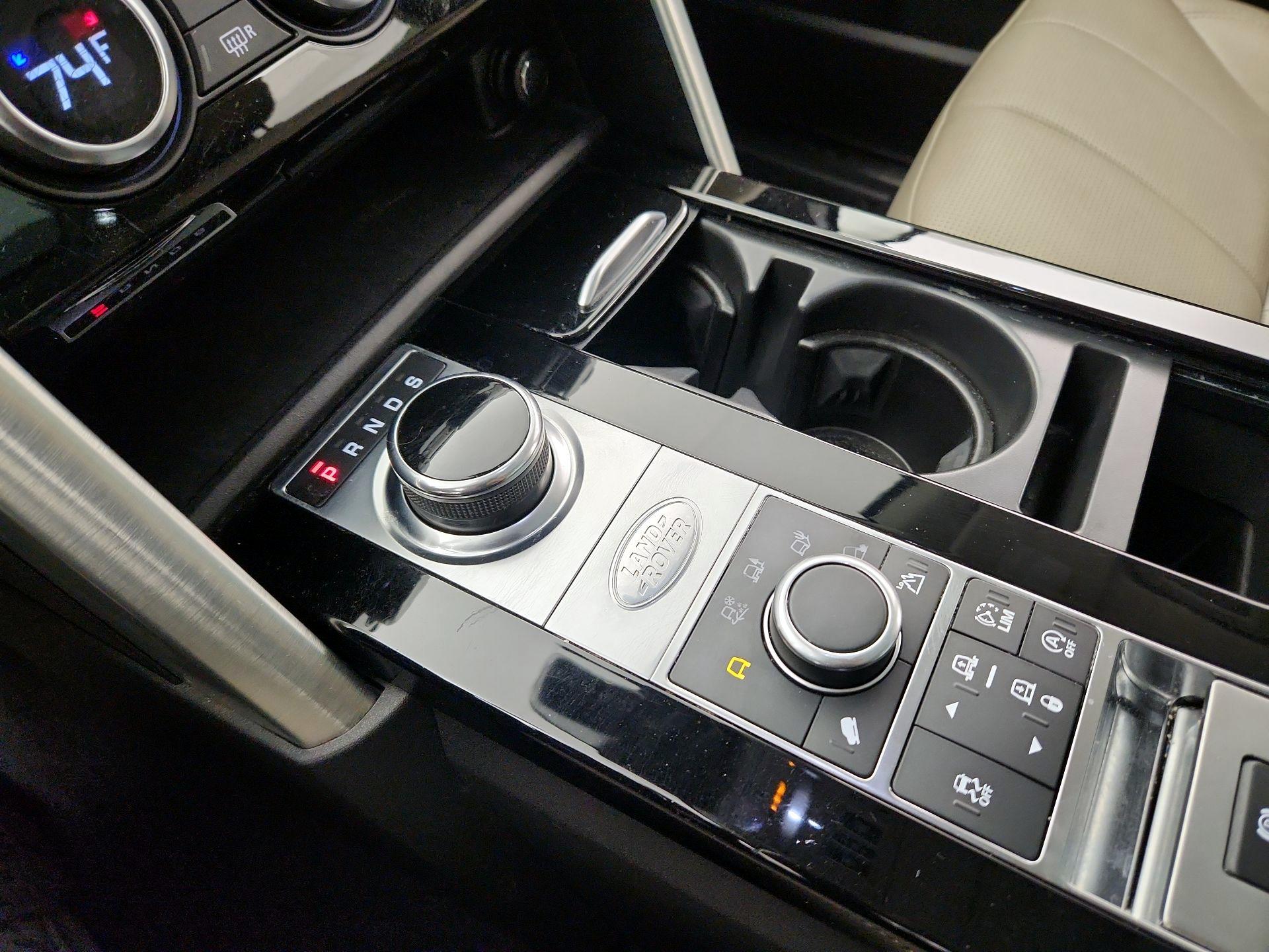 Thumbnail: 2017 Land Rover Discovery - 18