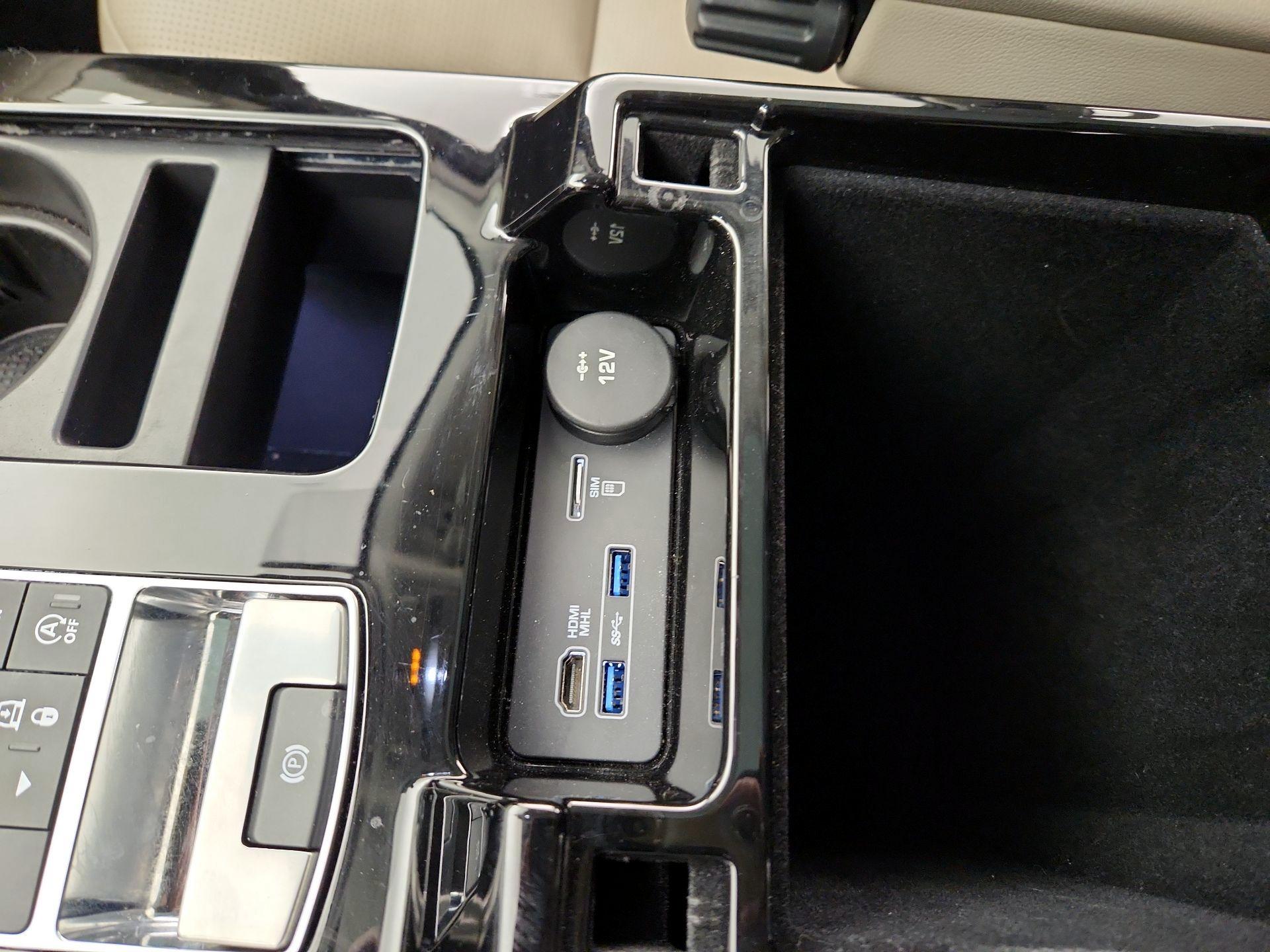 Thumbnail: 2017 Land Rover Discovery - 19