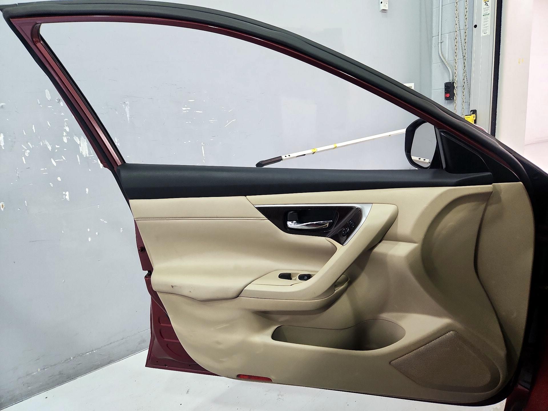 Thumbnail: 2015 Nissan Altima - 12