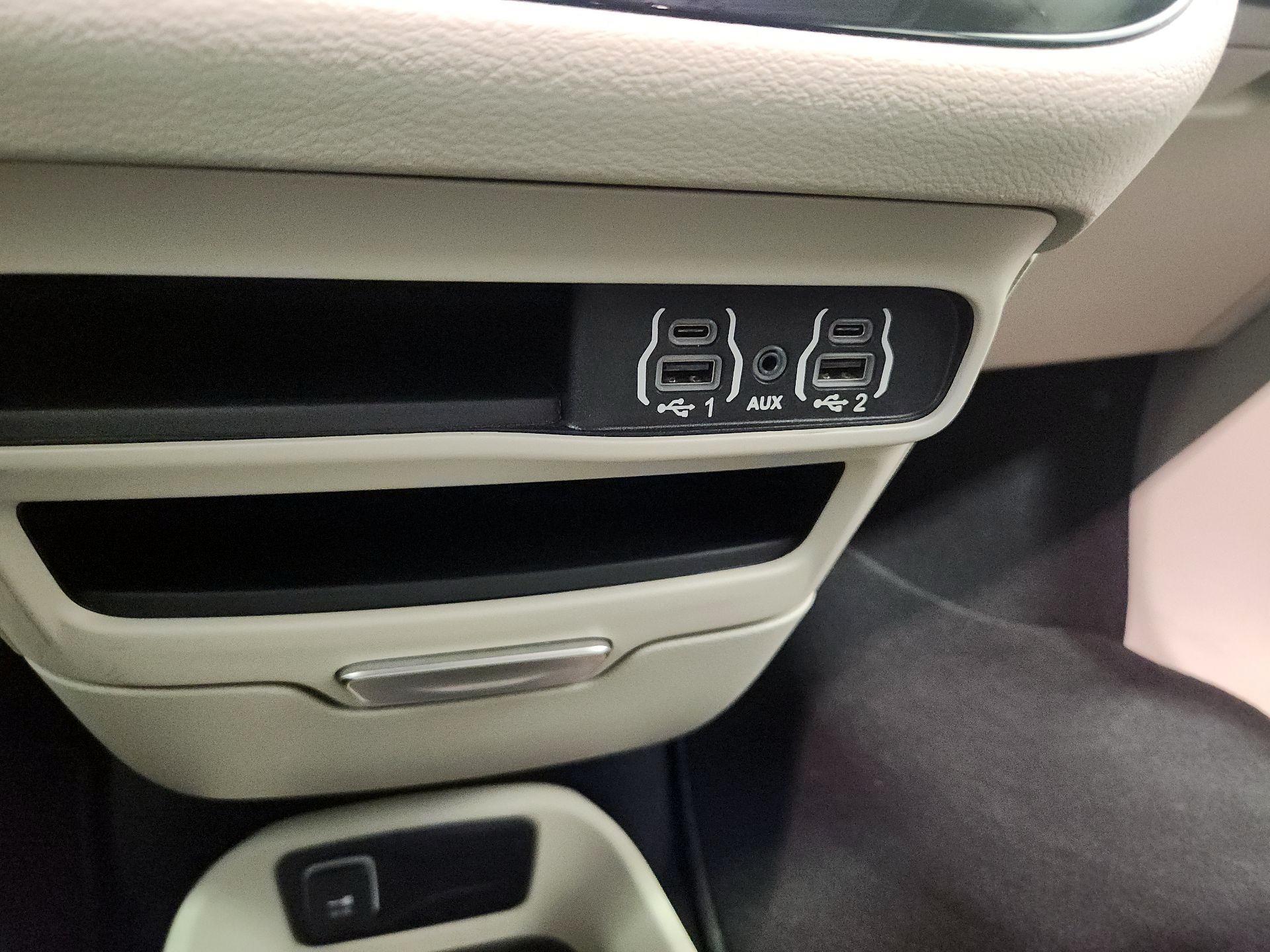 Thumbnail: 2023 Chrysler Pacifica - 18