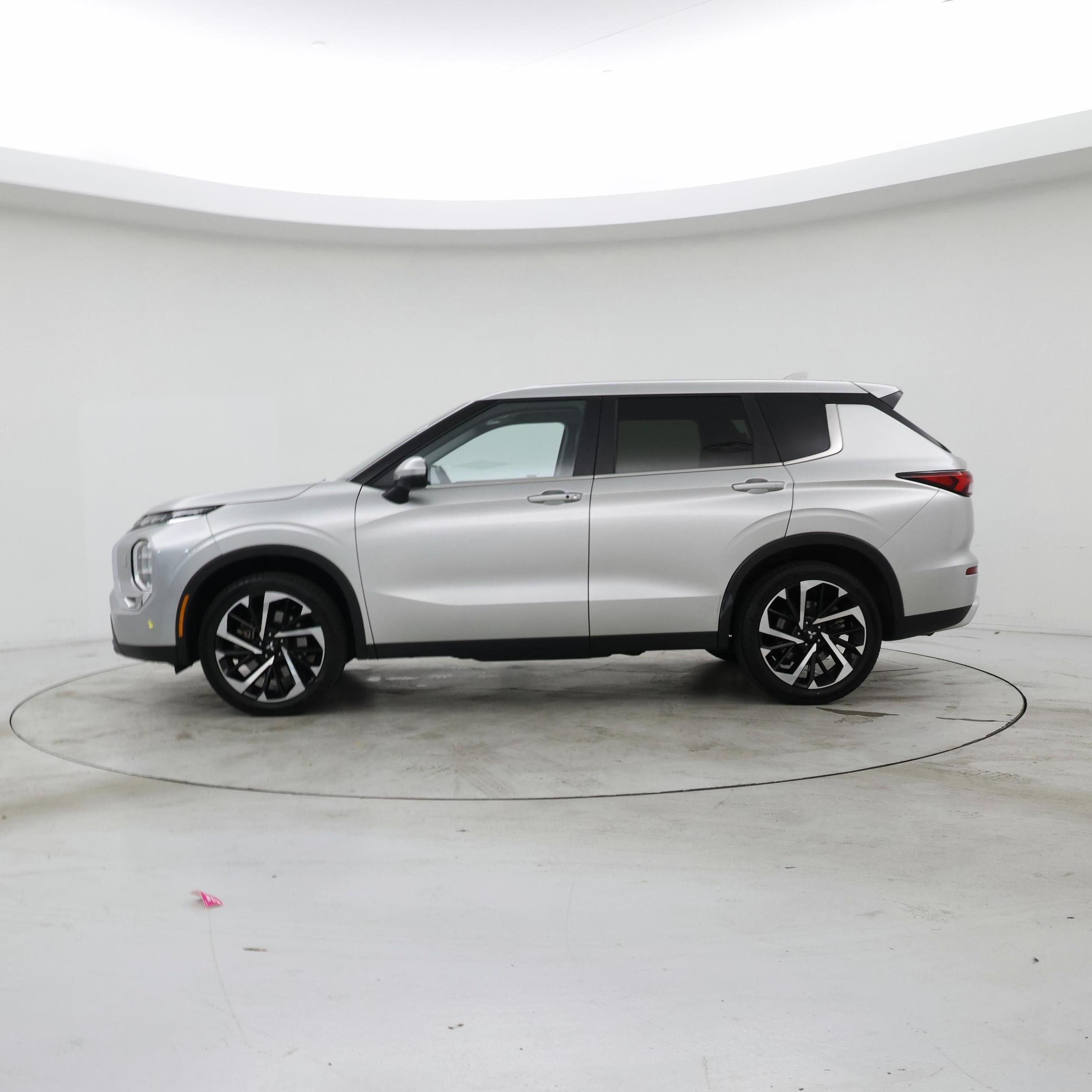 Thumbnail: 2024 Mitsubishi Outlander - 3