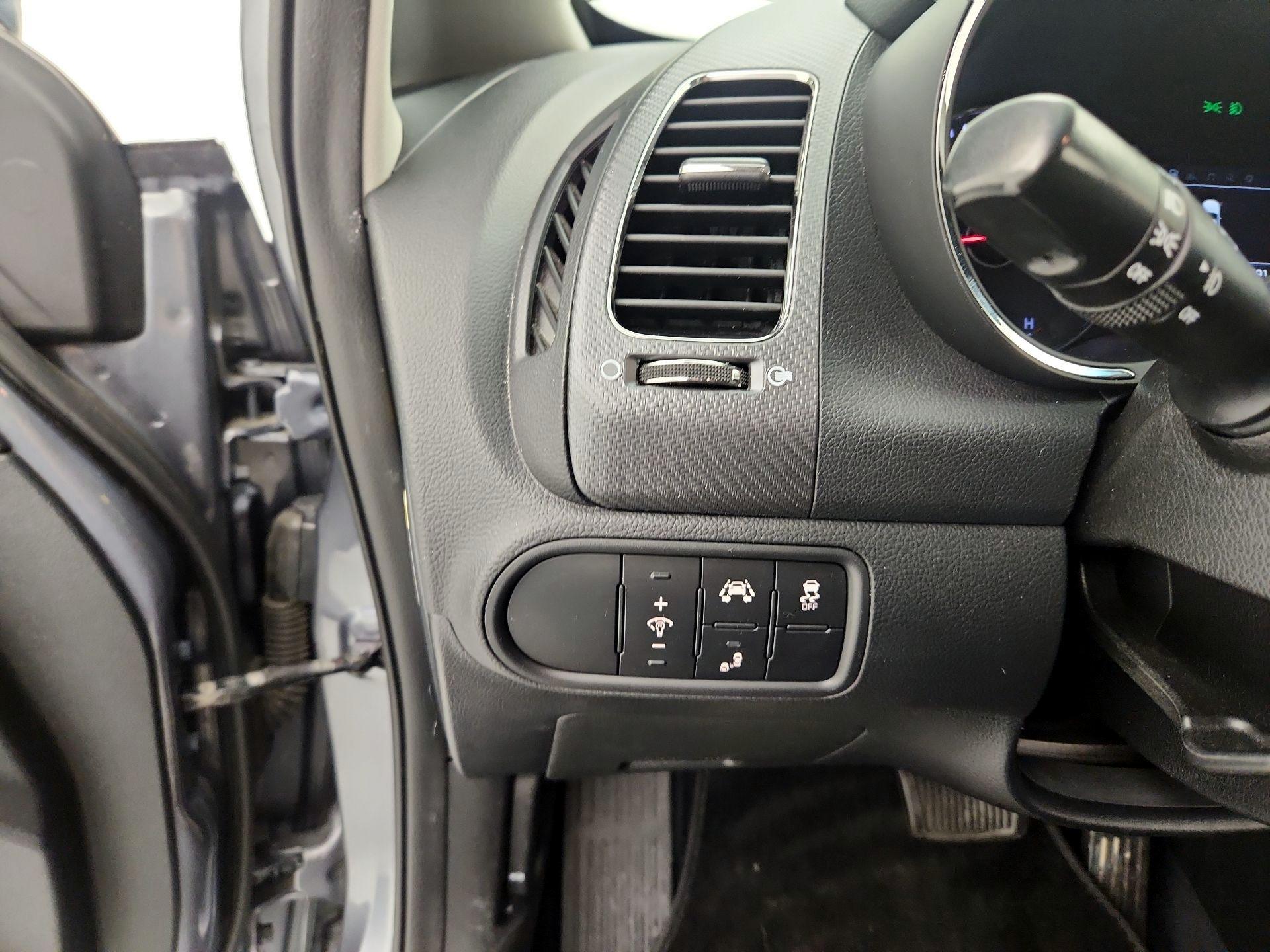 Thumbnail: 2018 Kia Forte - 13