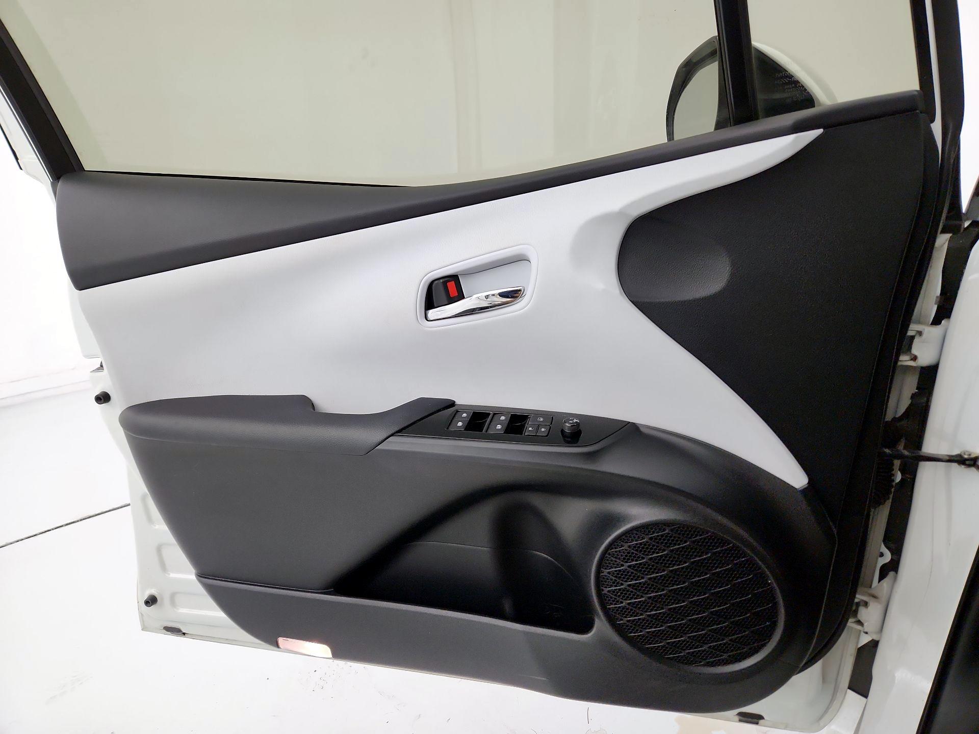 Thumbnail: 2016 Toyota Prius - 12