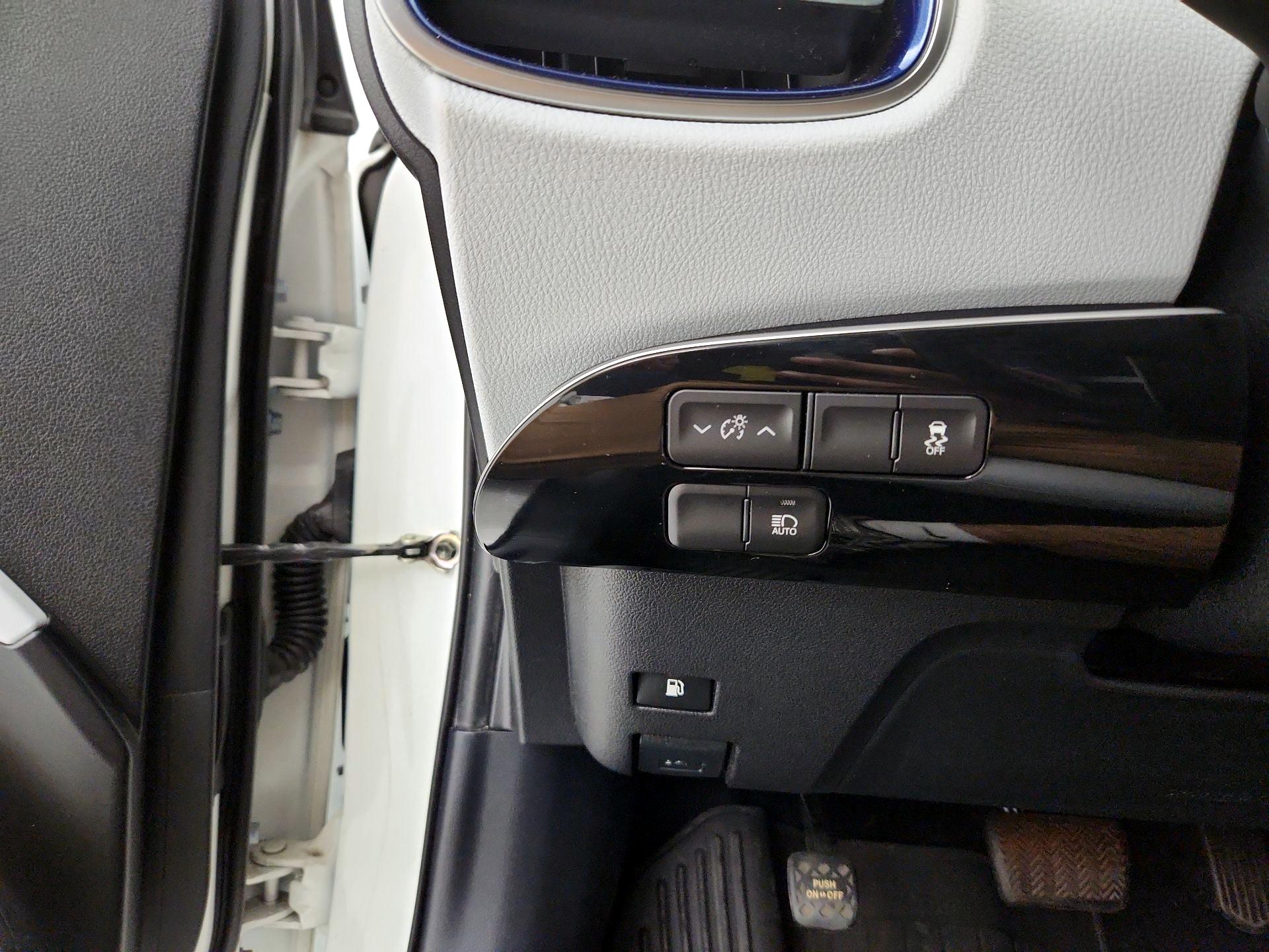 Thumbnail: 2016 Toyota Prius - 13