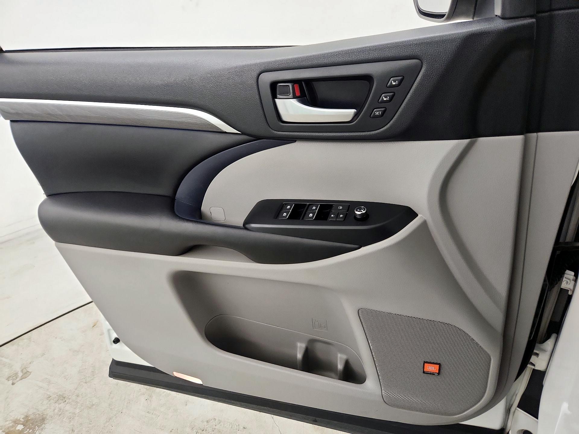 Thumbnail: 2018 Toyota Highlander - 12