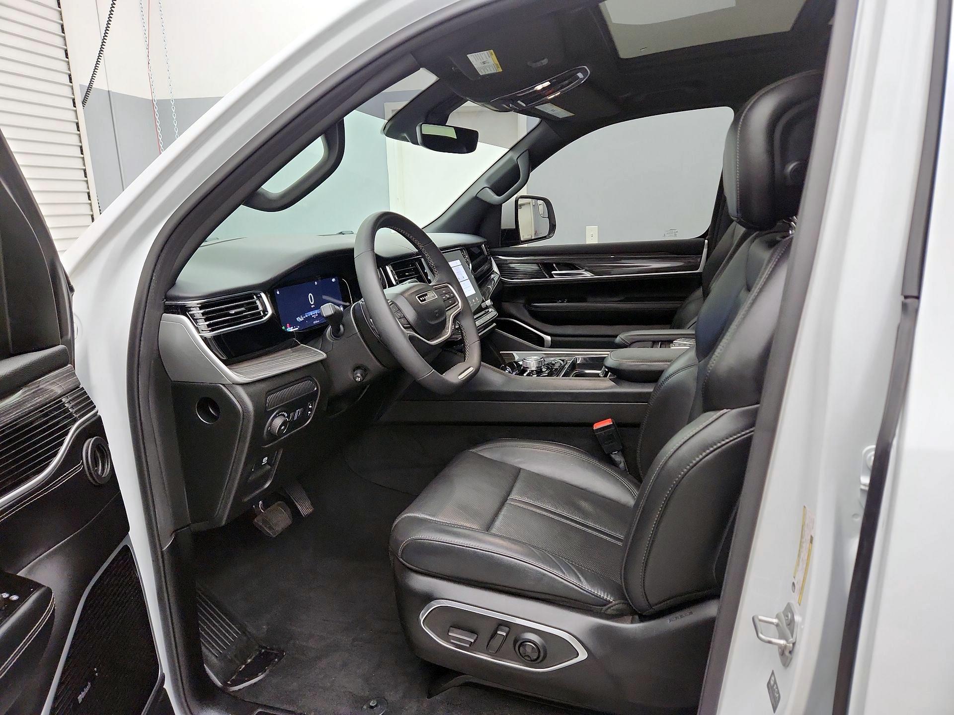 Thumbnail: 2022 Jeep Wagoneer - 11