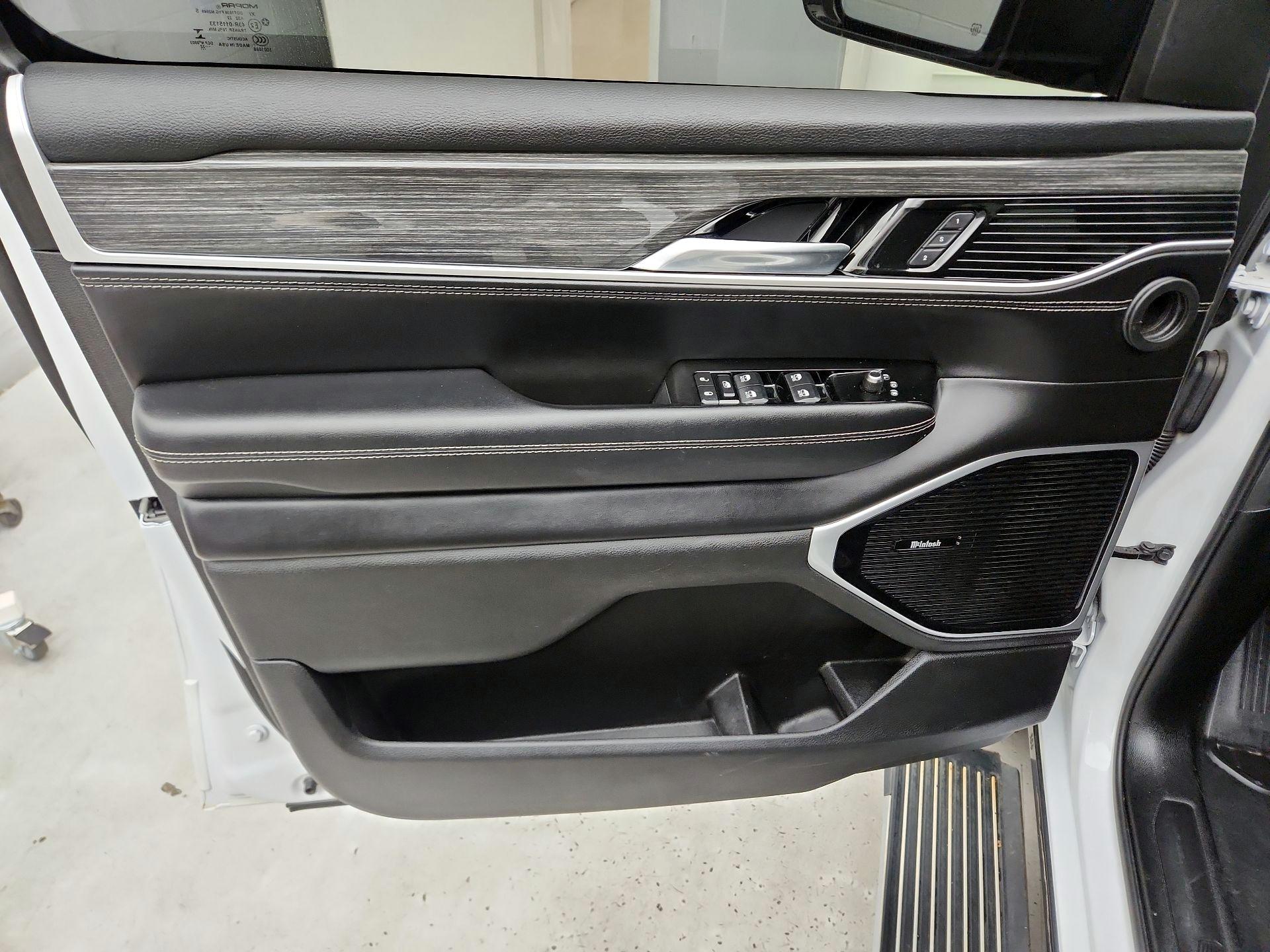 Thumbnail: 2022 Jeep Wagoneer - 12