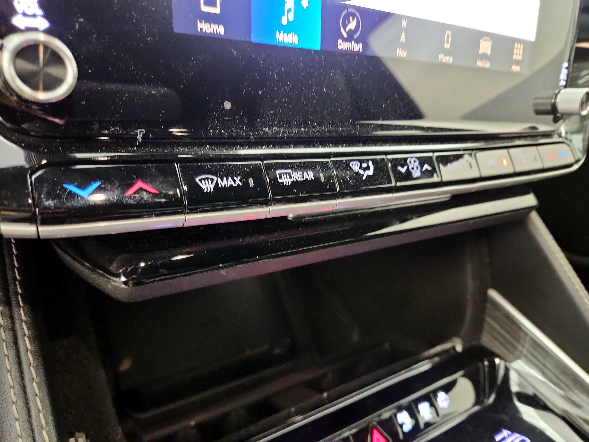 Thumbnail: 2022 Jeep Wagoneer - 17