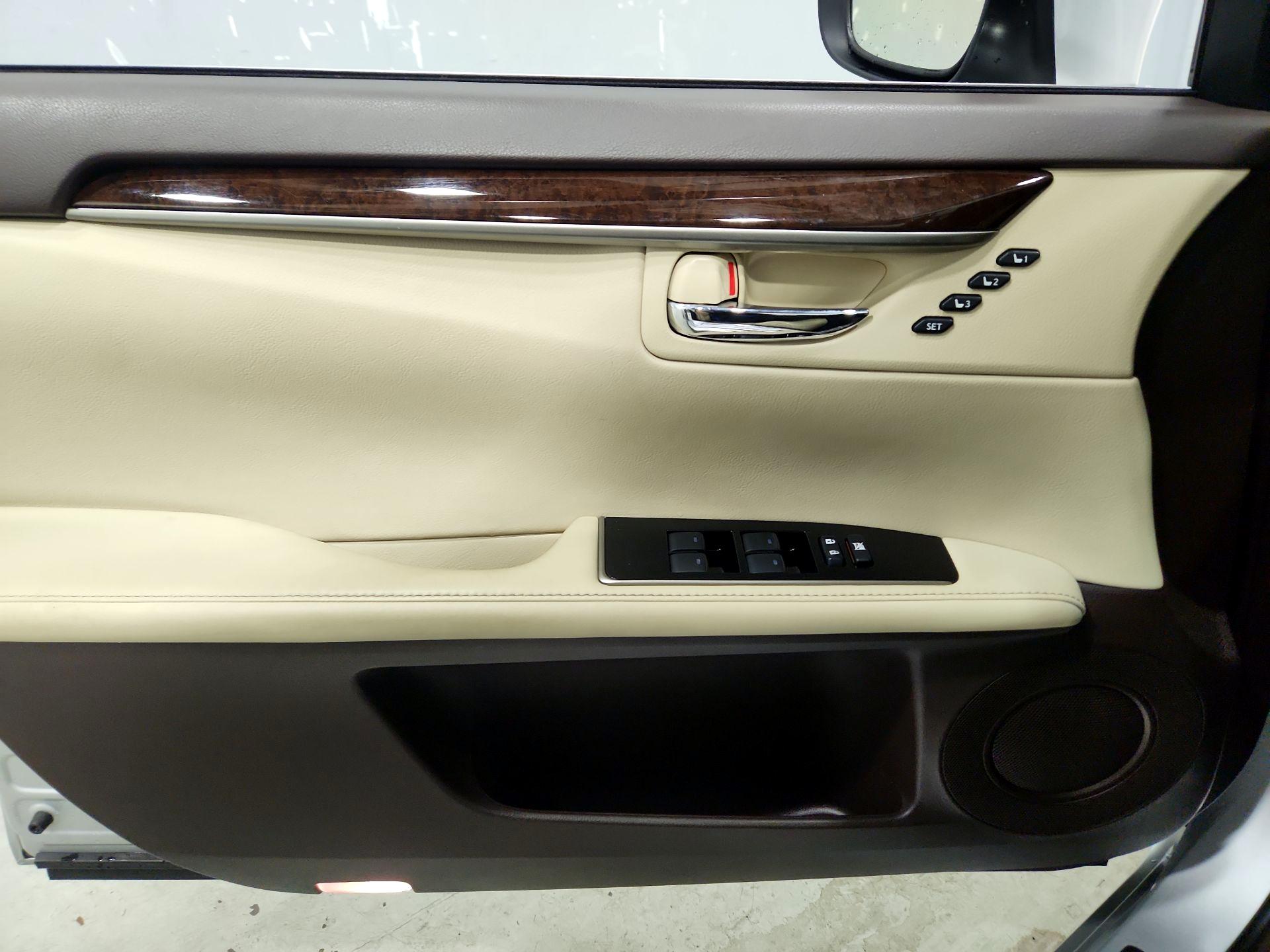 Thumbnail: 2016 Lexus ES - 12