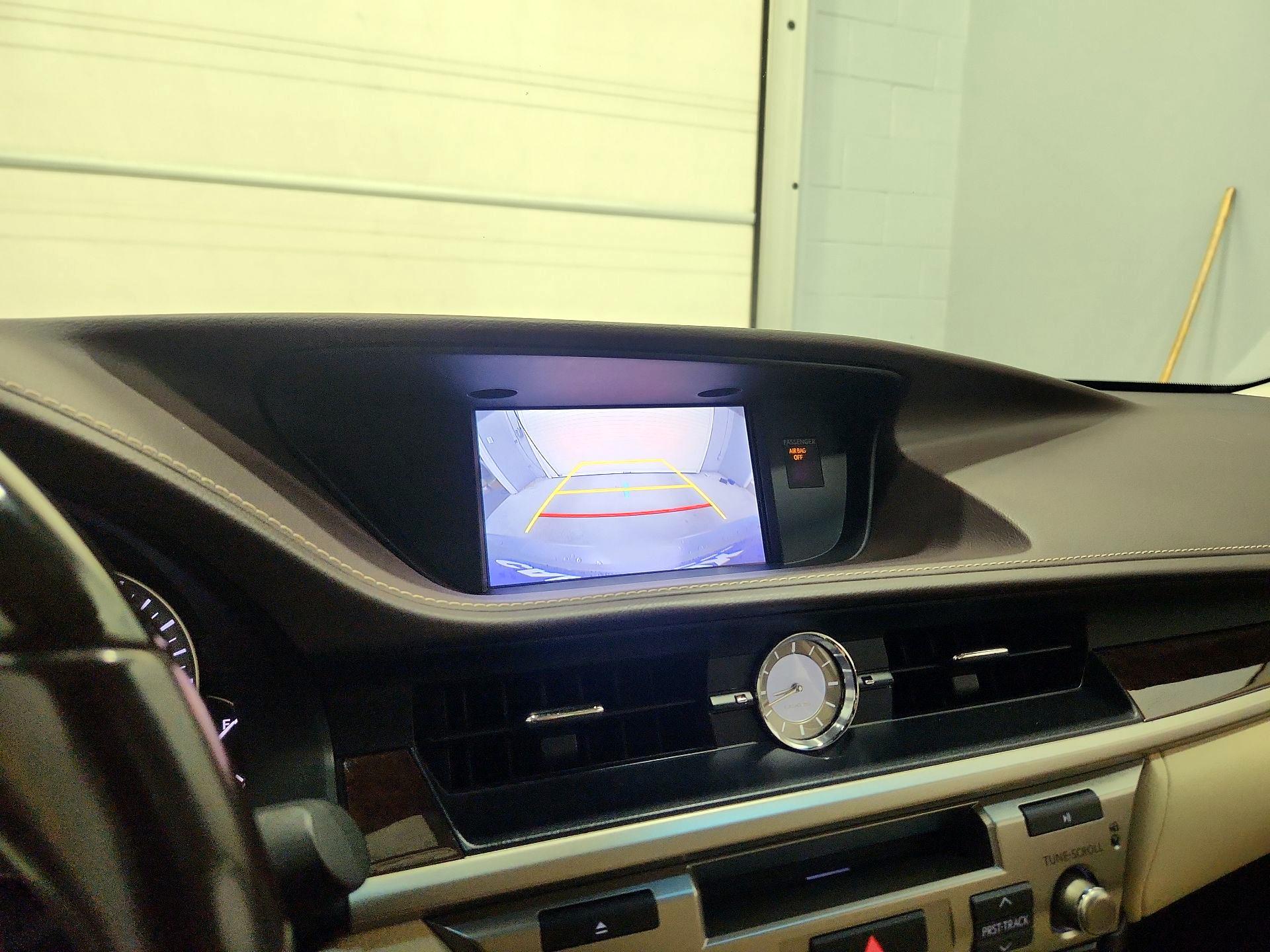 Thumbnail: 2016 Lexus ES - 15